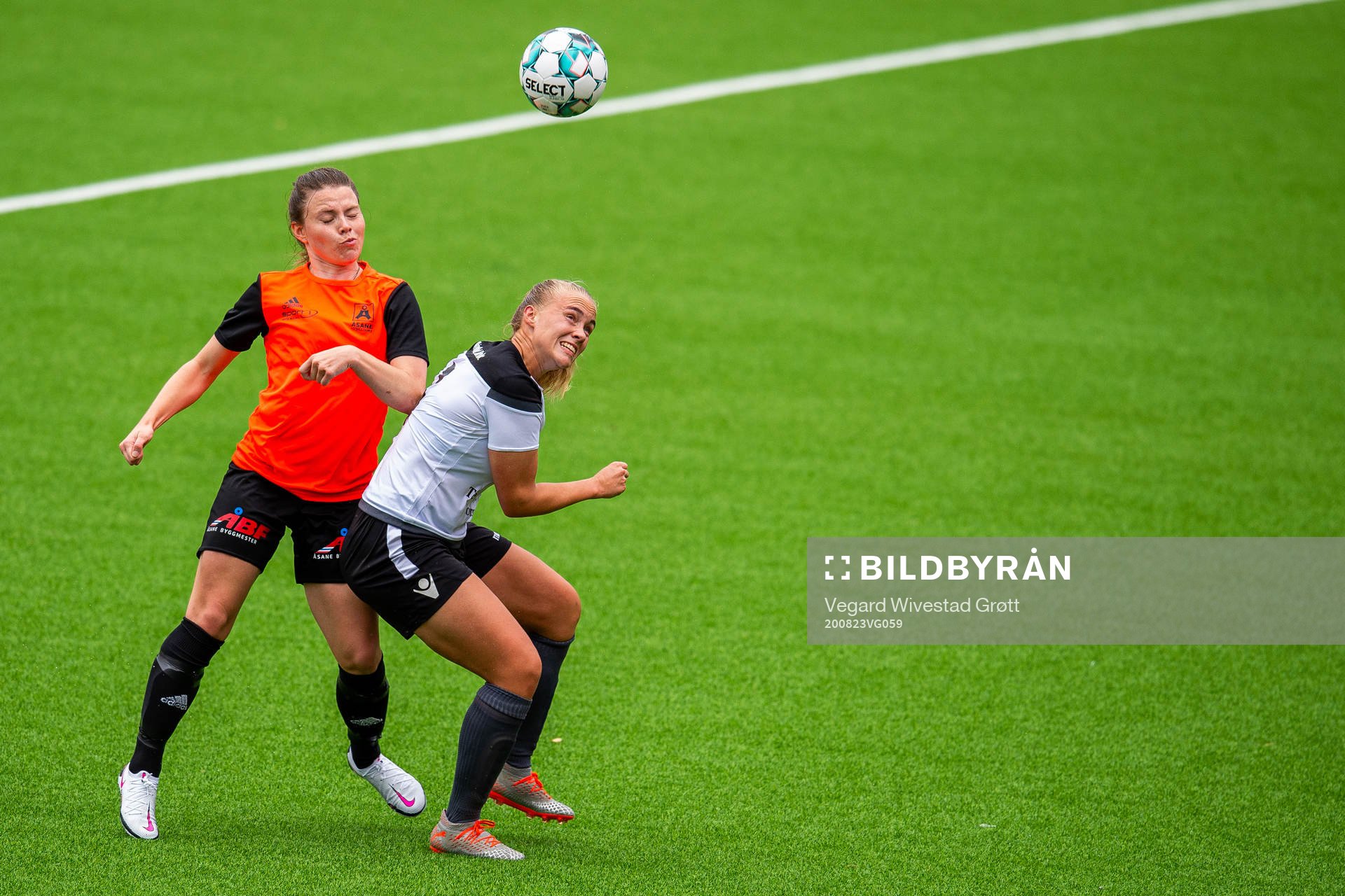 Anna Østrem of Åsane and Ingrid Bergland of Amazon