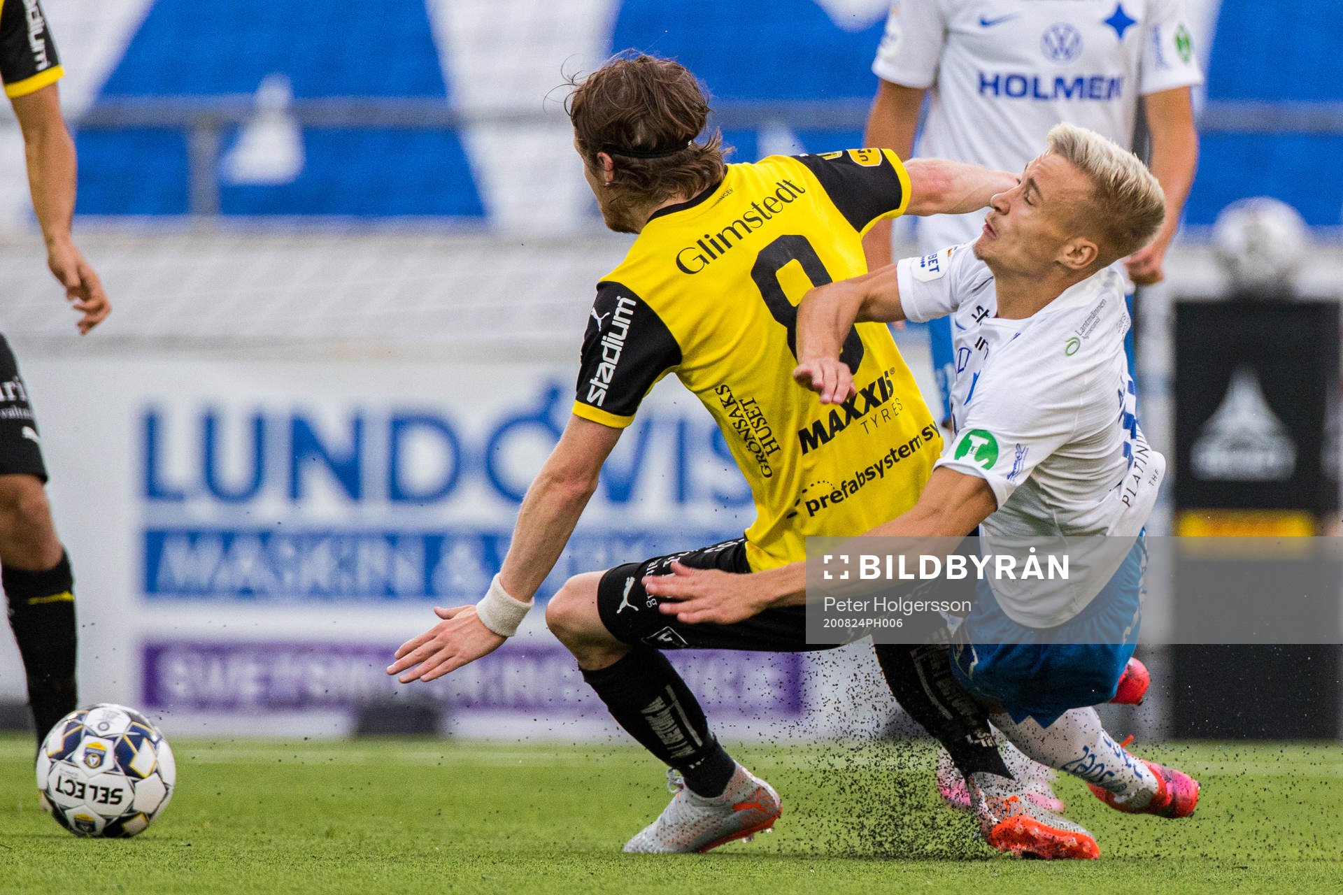 Häckens Erik Friberg får en varning i
