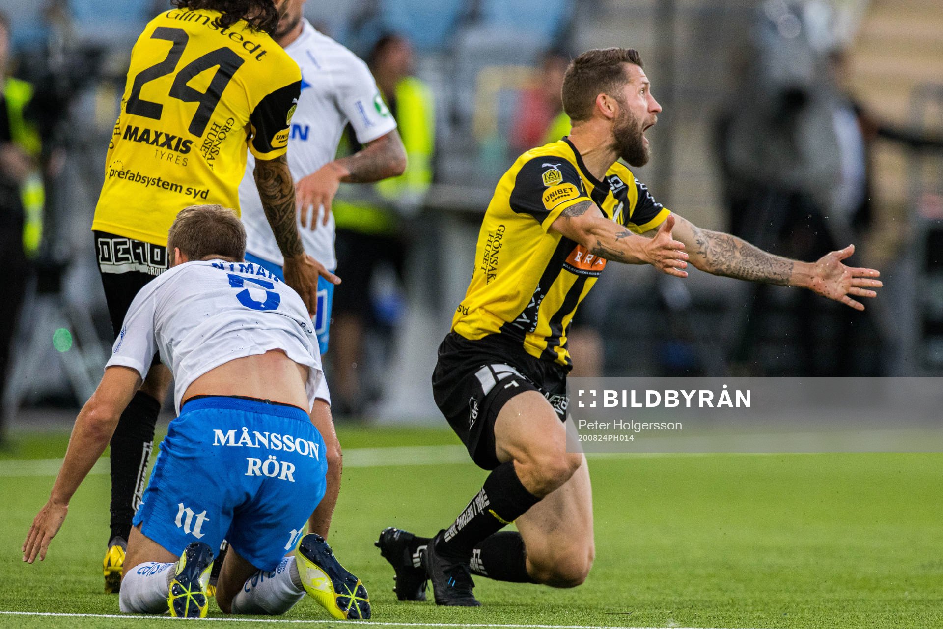 Häckens Joona Toivio reagerar på ett domslut
