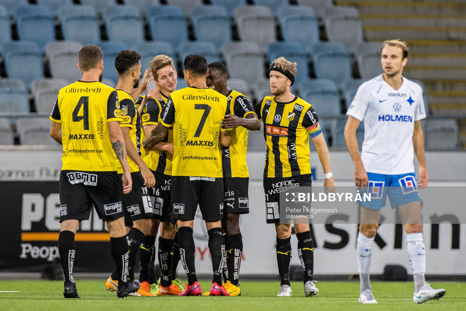 Häckens Leo Bengtsson jublar med lagkamrater