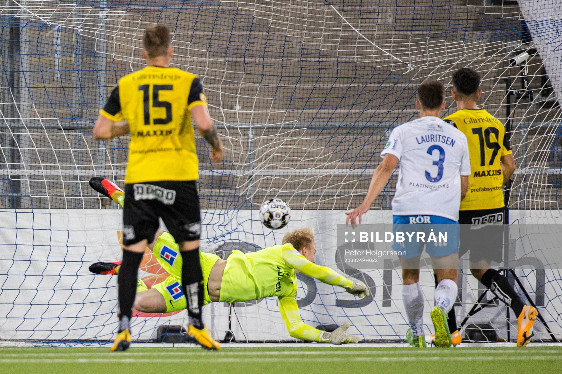 IFK Norrköpings målvakt Isak Pettersson ser 0-1 målet