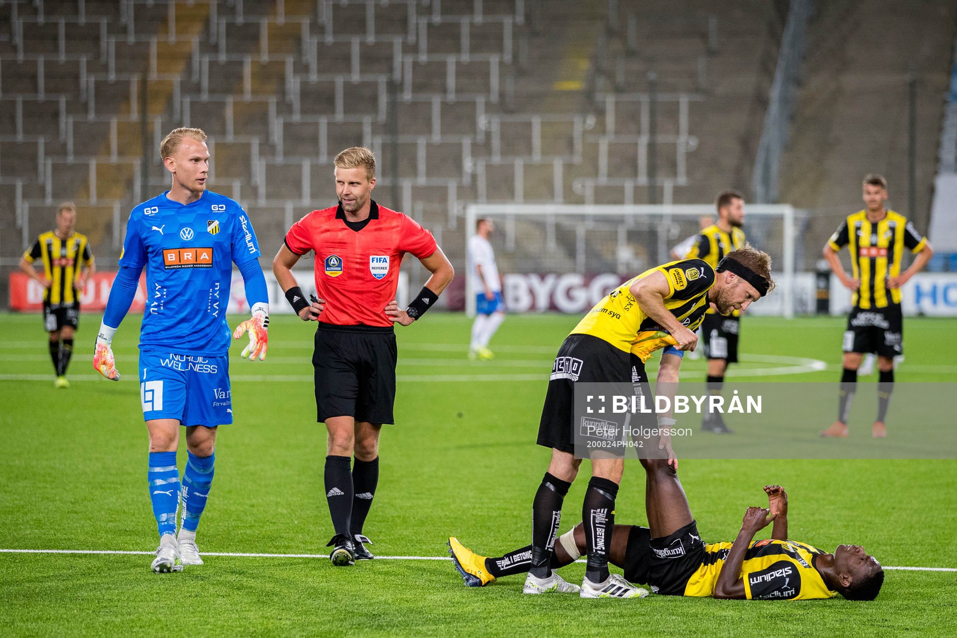 Häckens målvakt Pontus Dahlberg i samtal med domare Glenn