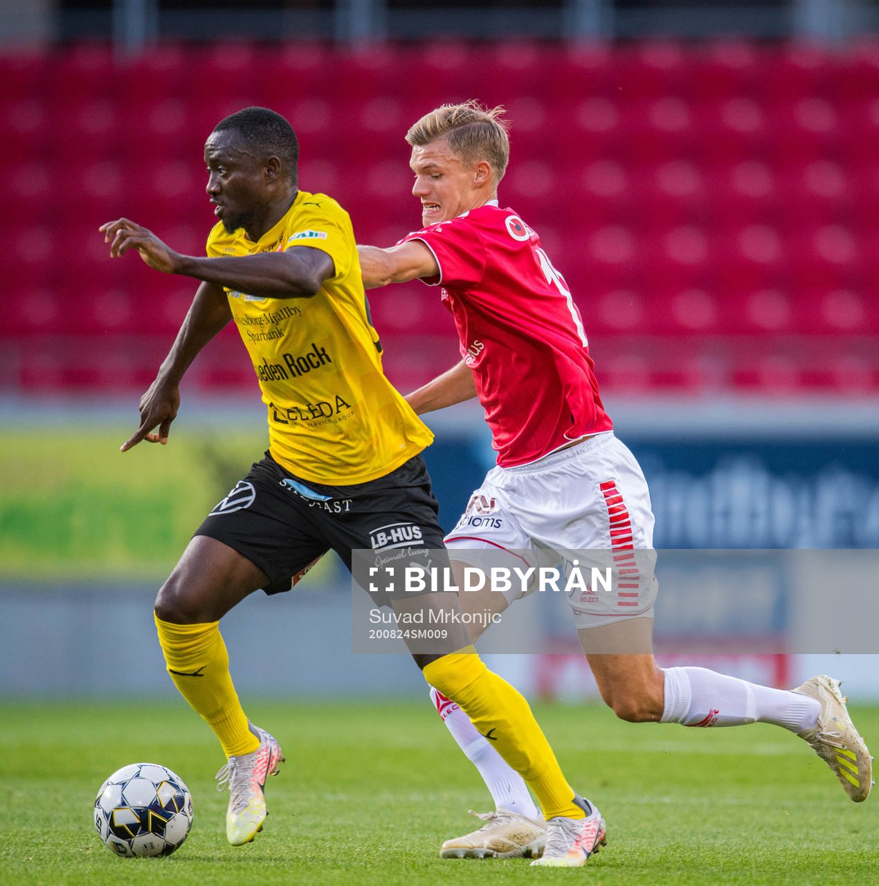 Kalmars Svante Ingelsson och Mjällbys Moses Ogbu