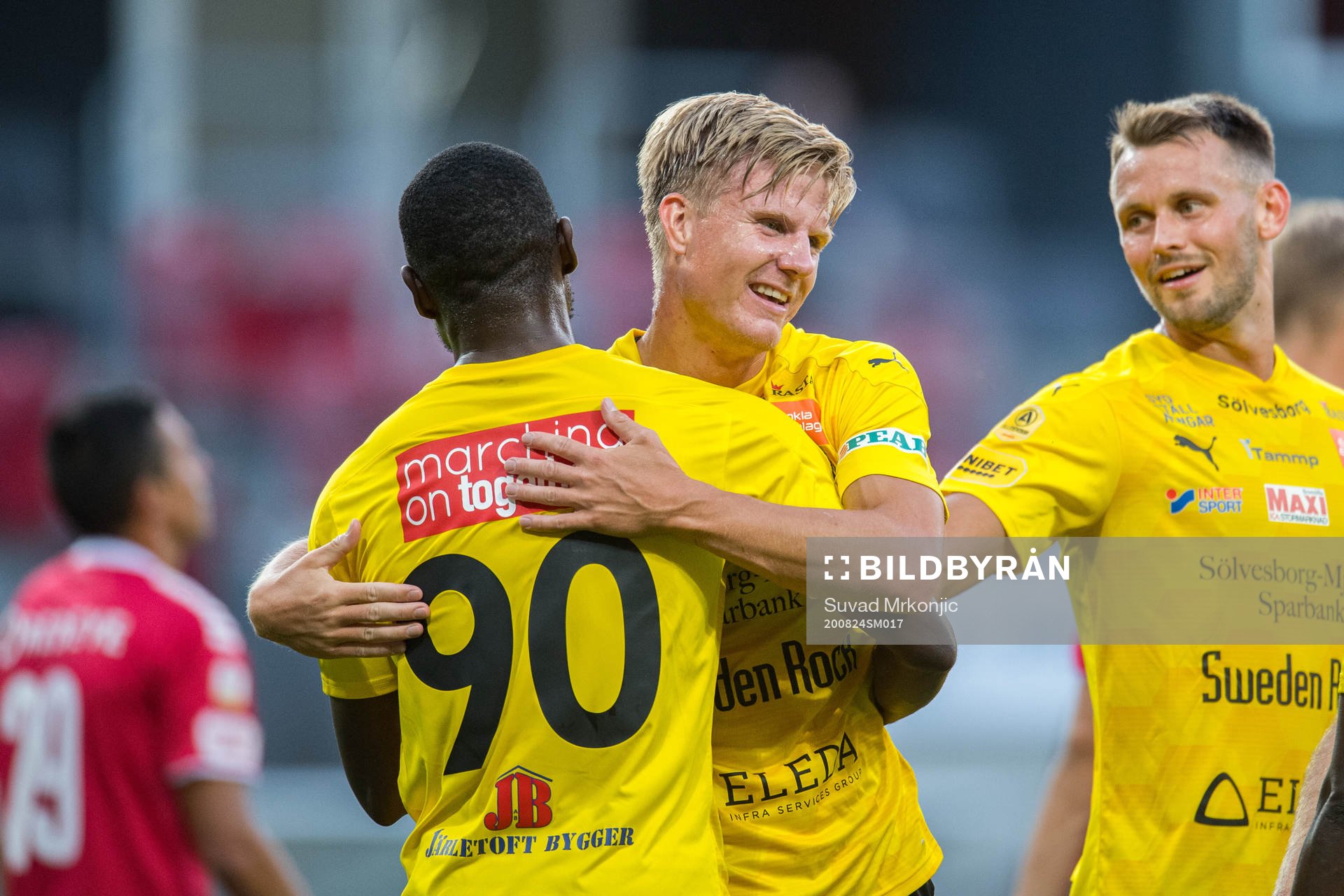Mjällbys Eric Björkander jublar med lagkamrater