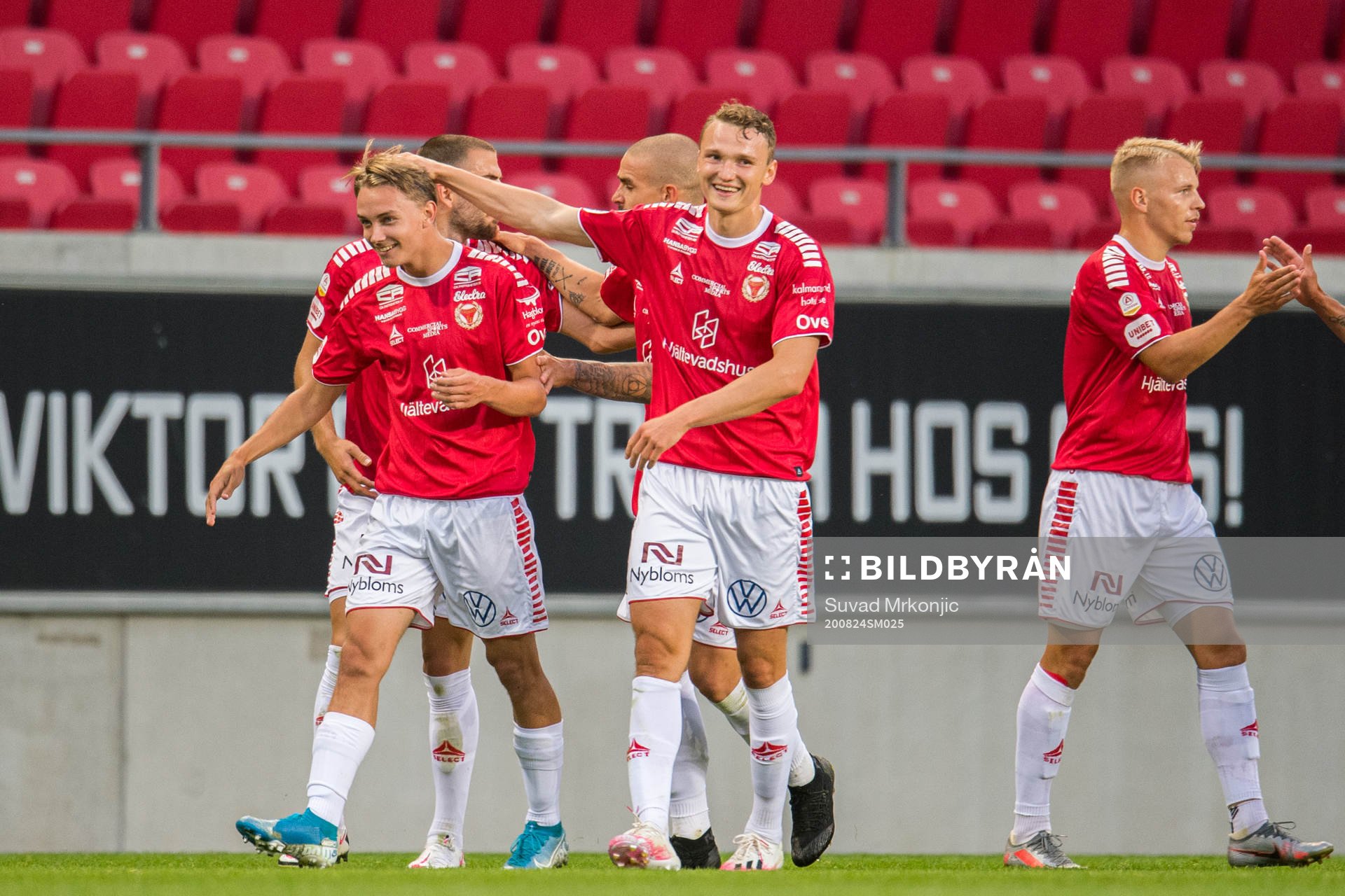 Kalmars Isak Magnusson jublar med lagkamrater efter 1-1 målet under fotbollsmatchen i Allsvenskan mellan Kalmar och Mjällby den 24 augusti 2020 i Kalmar.