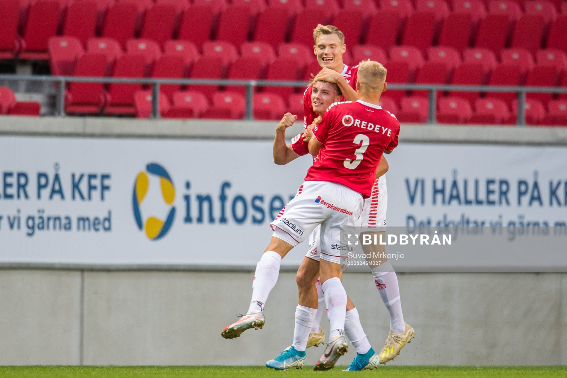 Kalmars Isak Magnusson jublar med lagkamrater
