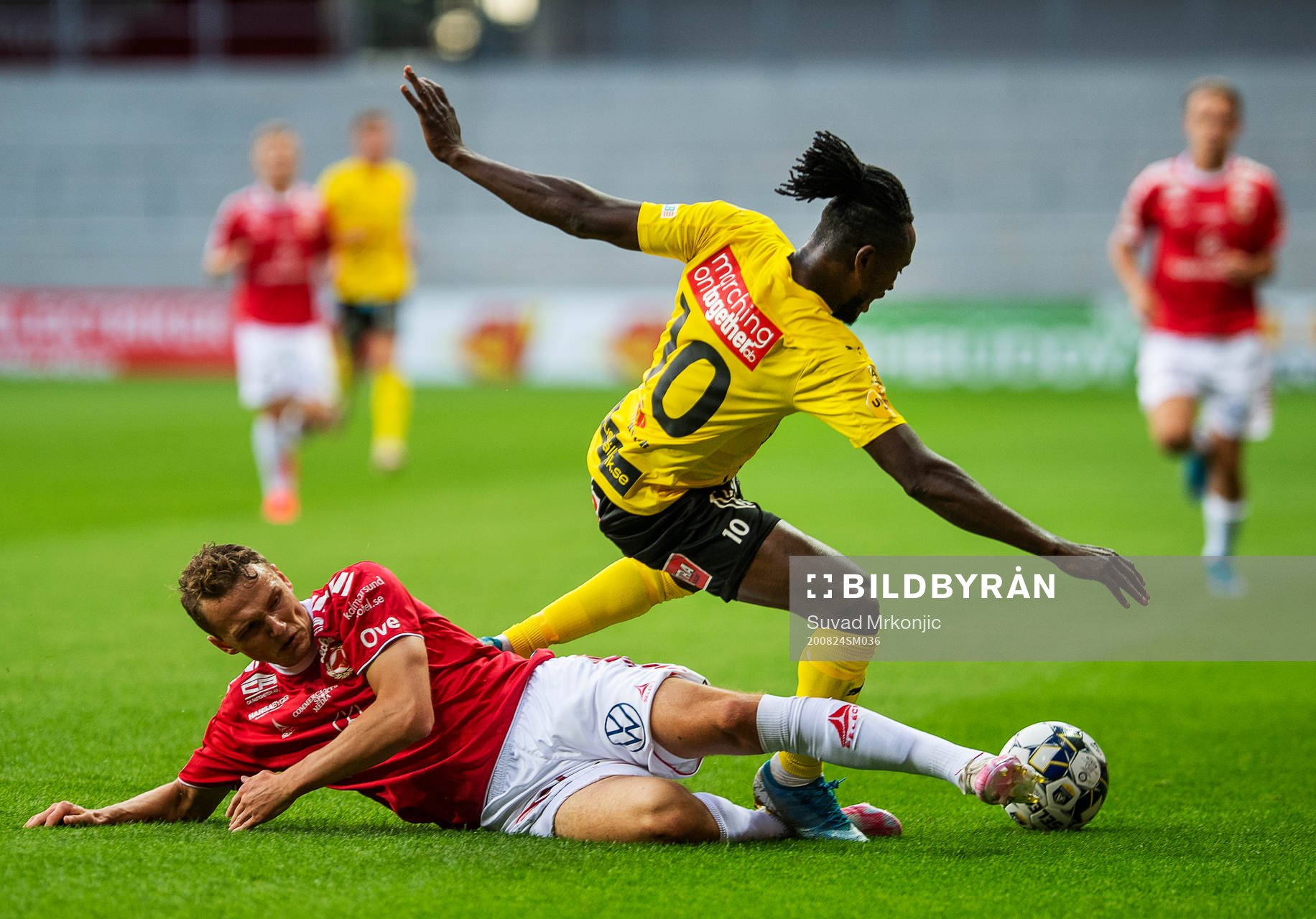 Kalmars Piotr Johansson och Mjällbys Mamudu Moro