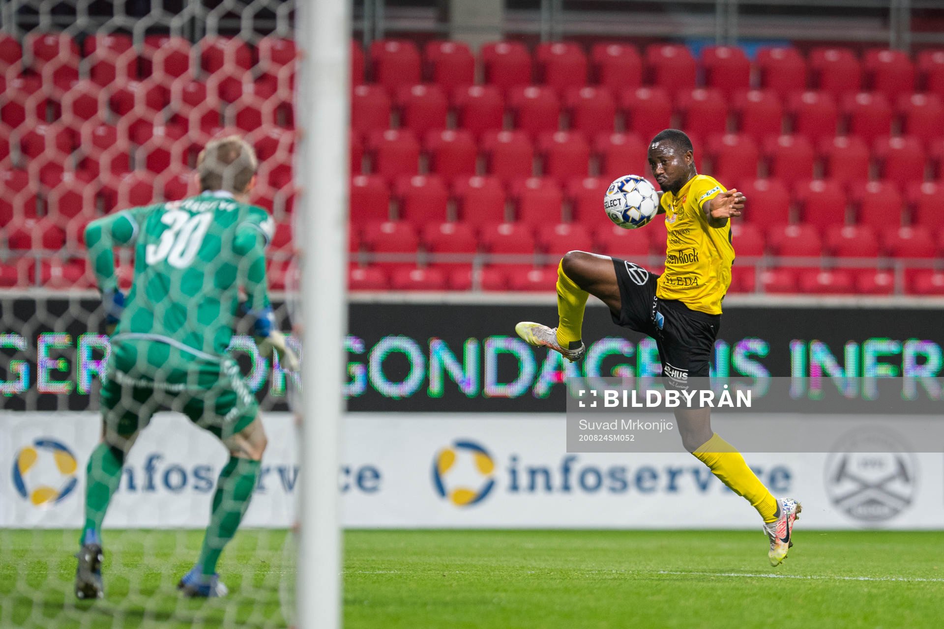 Mjällbys Moses Ogbu mot Kalmars målvakt Tobias Andersson