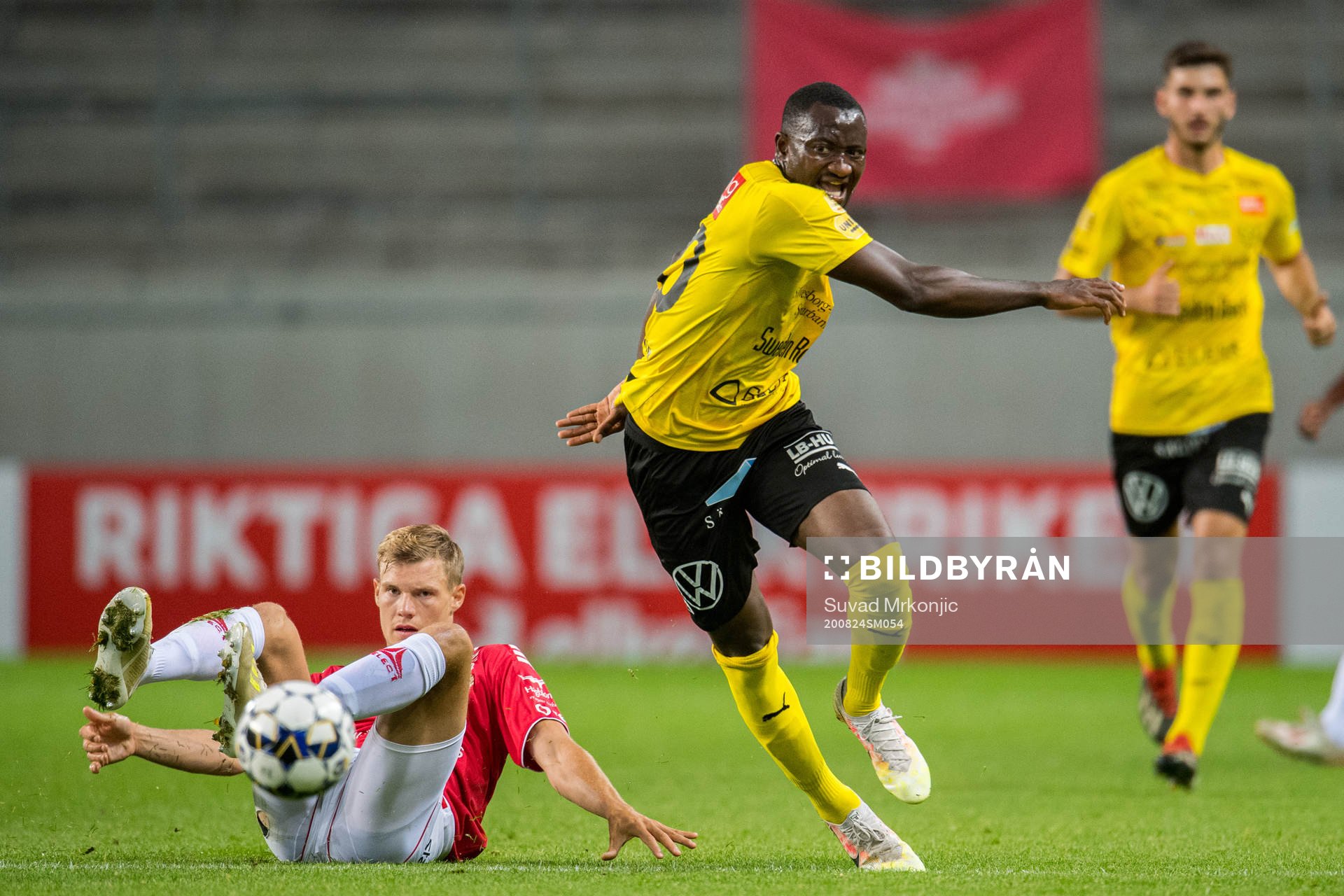 Kalmars Svante Ingelsson och Mjällbys Moses Ogbu