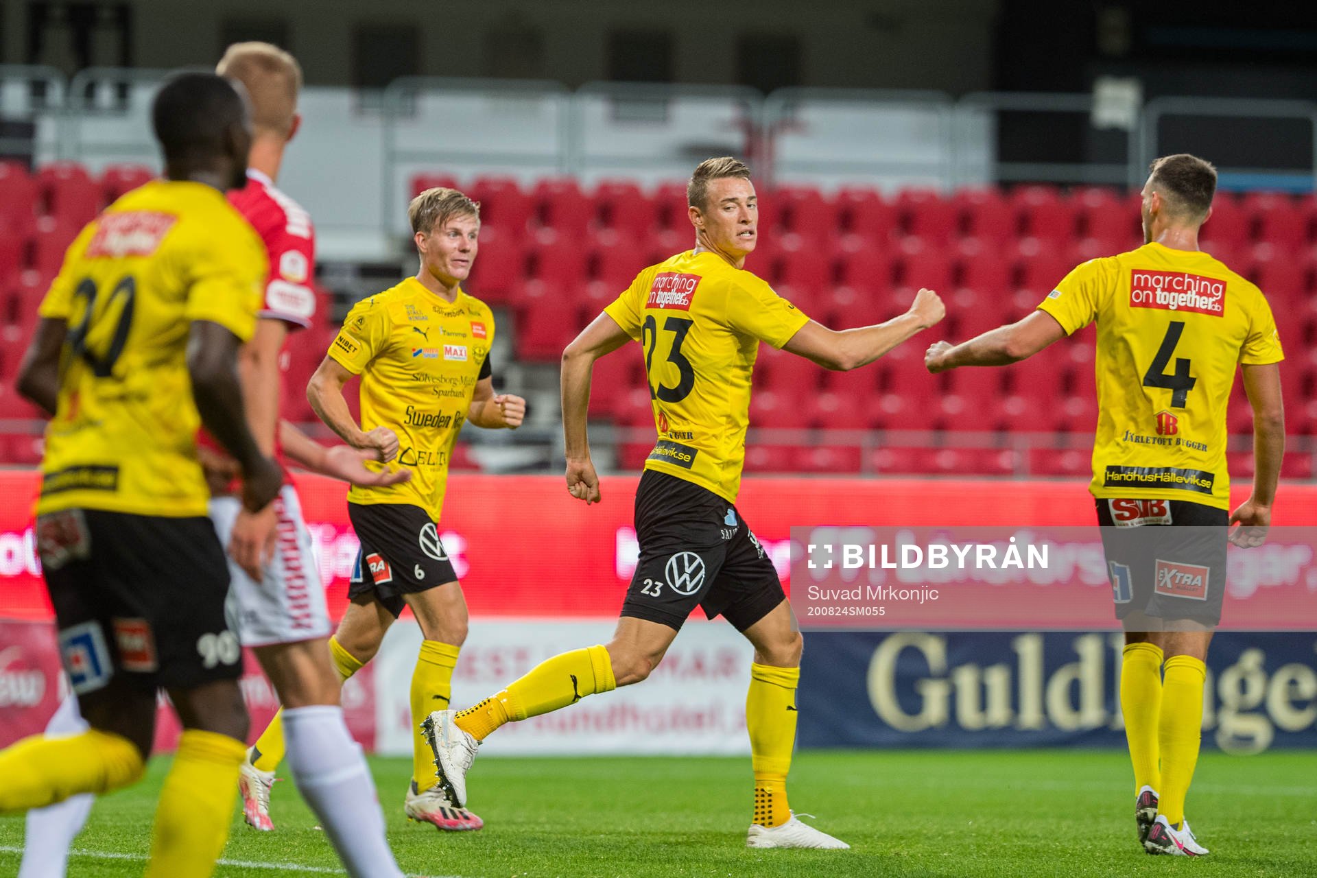 Mjällbys Jesper Löfgren och Max Watson jublar