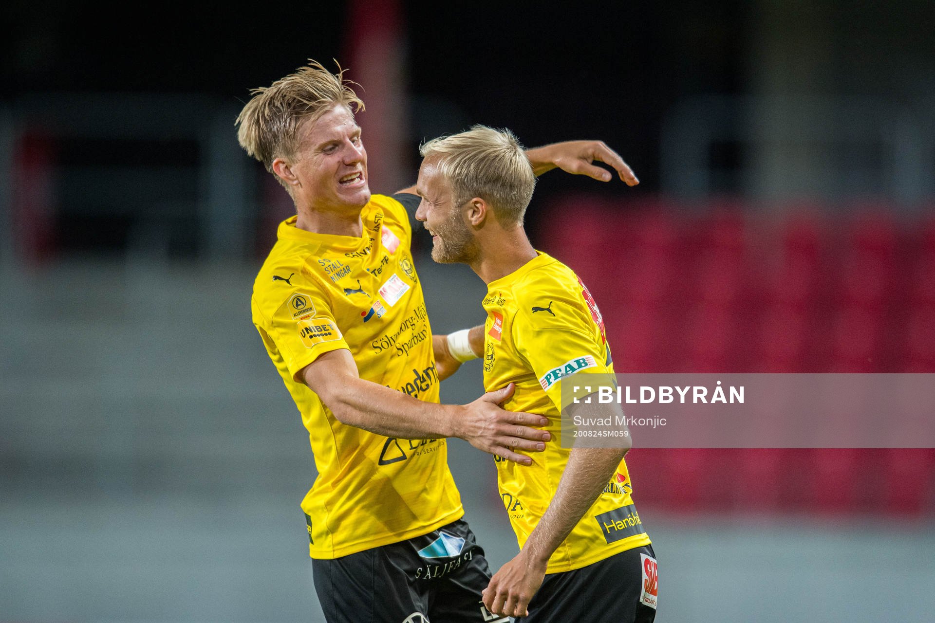 Mjällbys Viktor Gustafson jublar med Eric Björkander