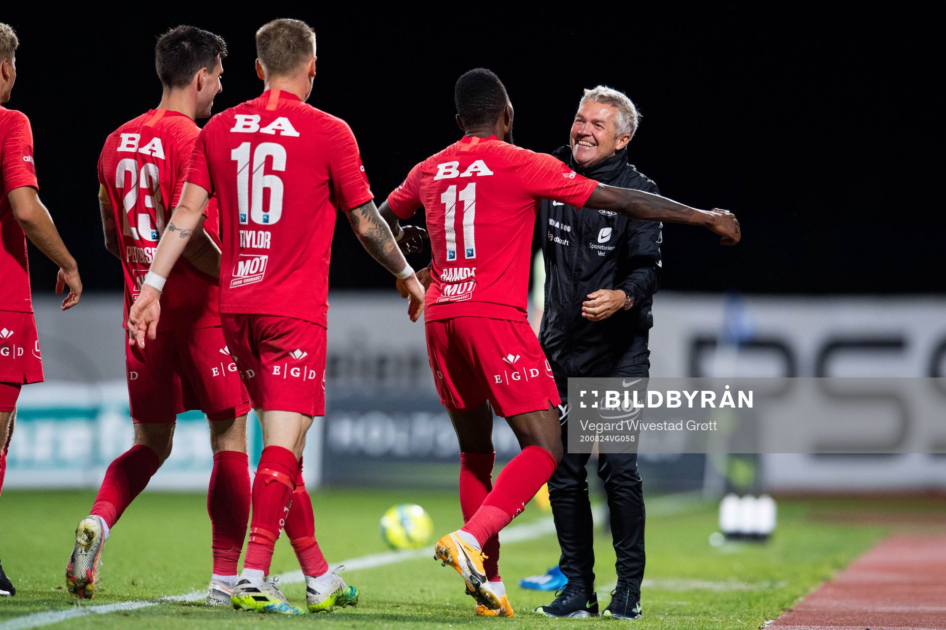 Daouda Bamba celebrates with Kåre Ingebrigtsen, head coach