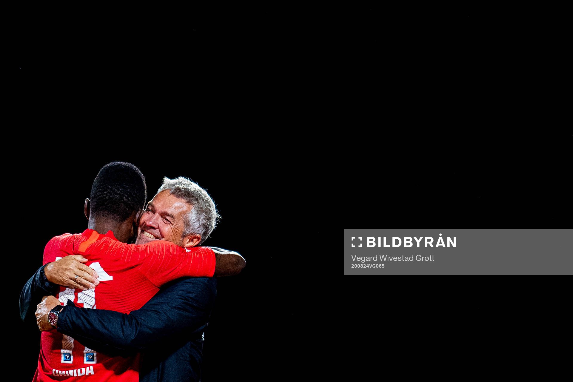 Daouda Bamba celebrates with Kåre Ingebrigtsen, head coach