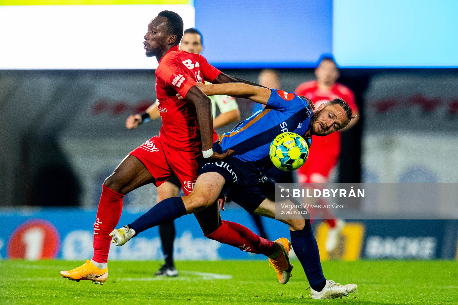 Daouda Bamba of Brann and Mats Solheim of Stabæk