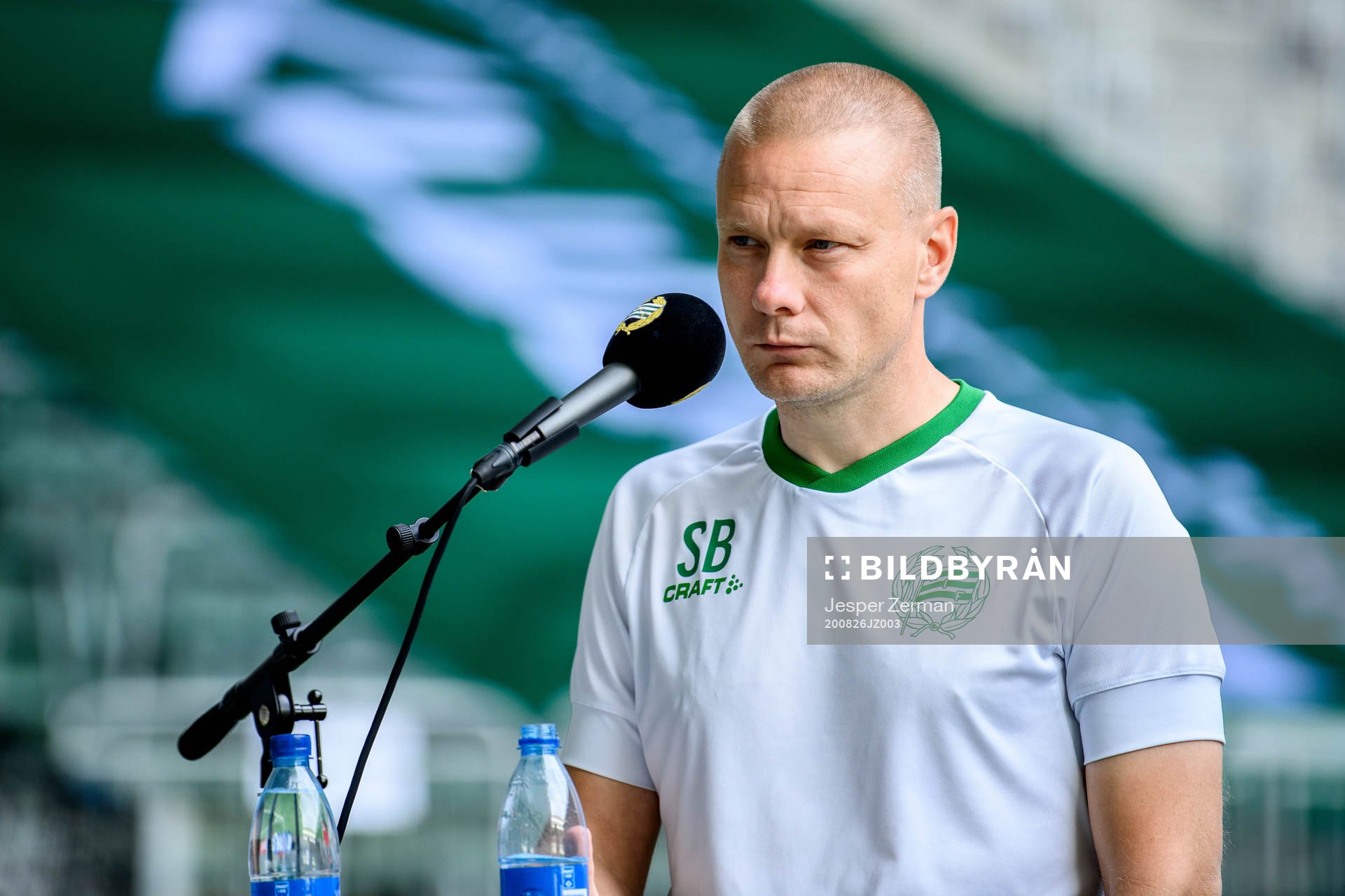 Hammarbys tränare Stefan Billborn intervjuas av media efter en träning med Hammarby den 26 augusti 2020 i Stockholm.