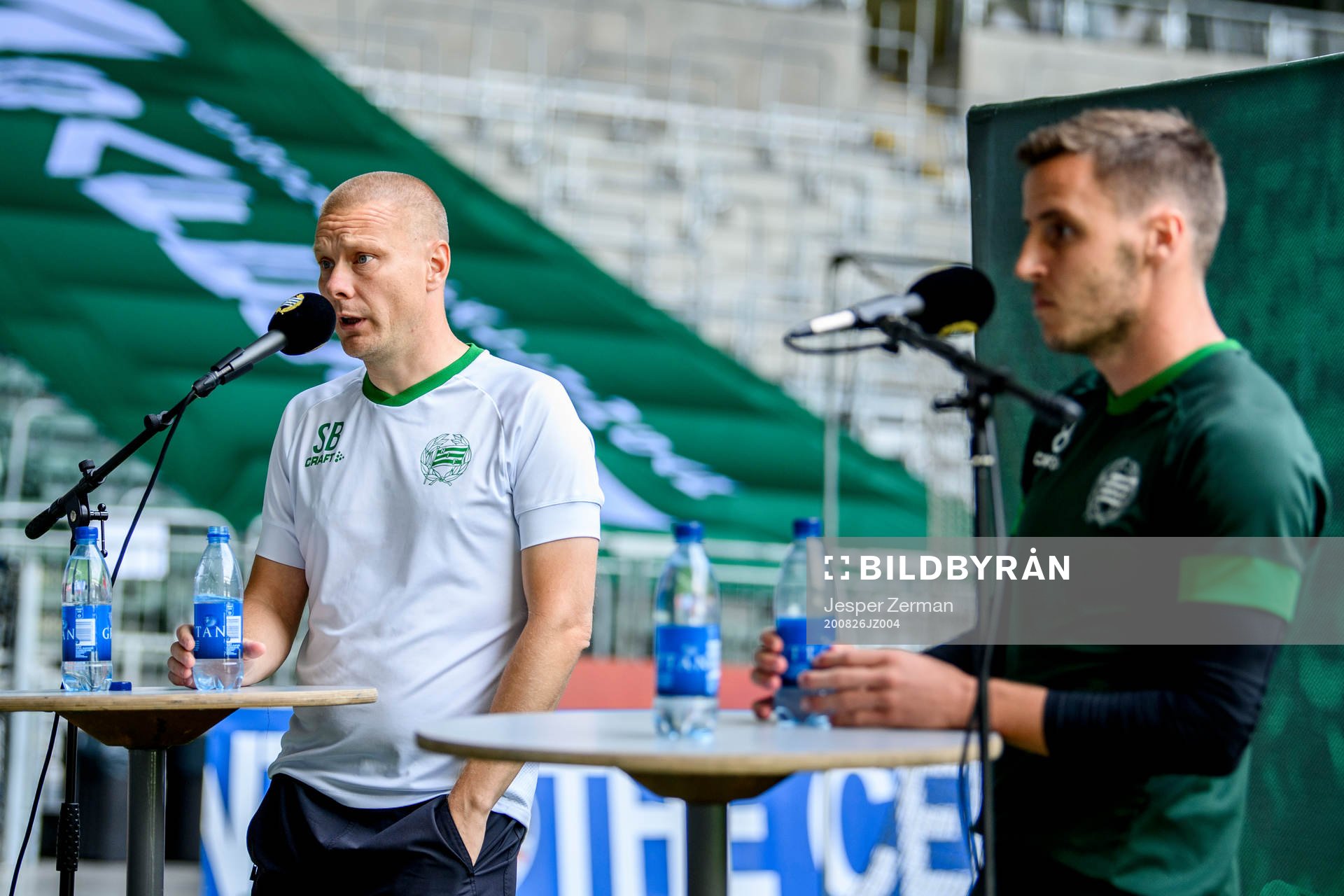 Hammarbys tränare Stefan Billborn och Jeppe Andersen intervjuas av media efter en träning med Hammarby den 26 augusti 2020 i Stockholm.