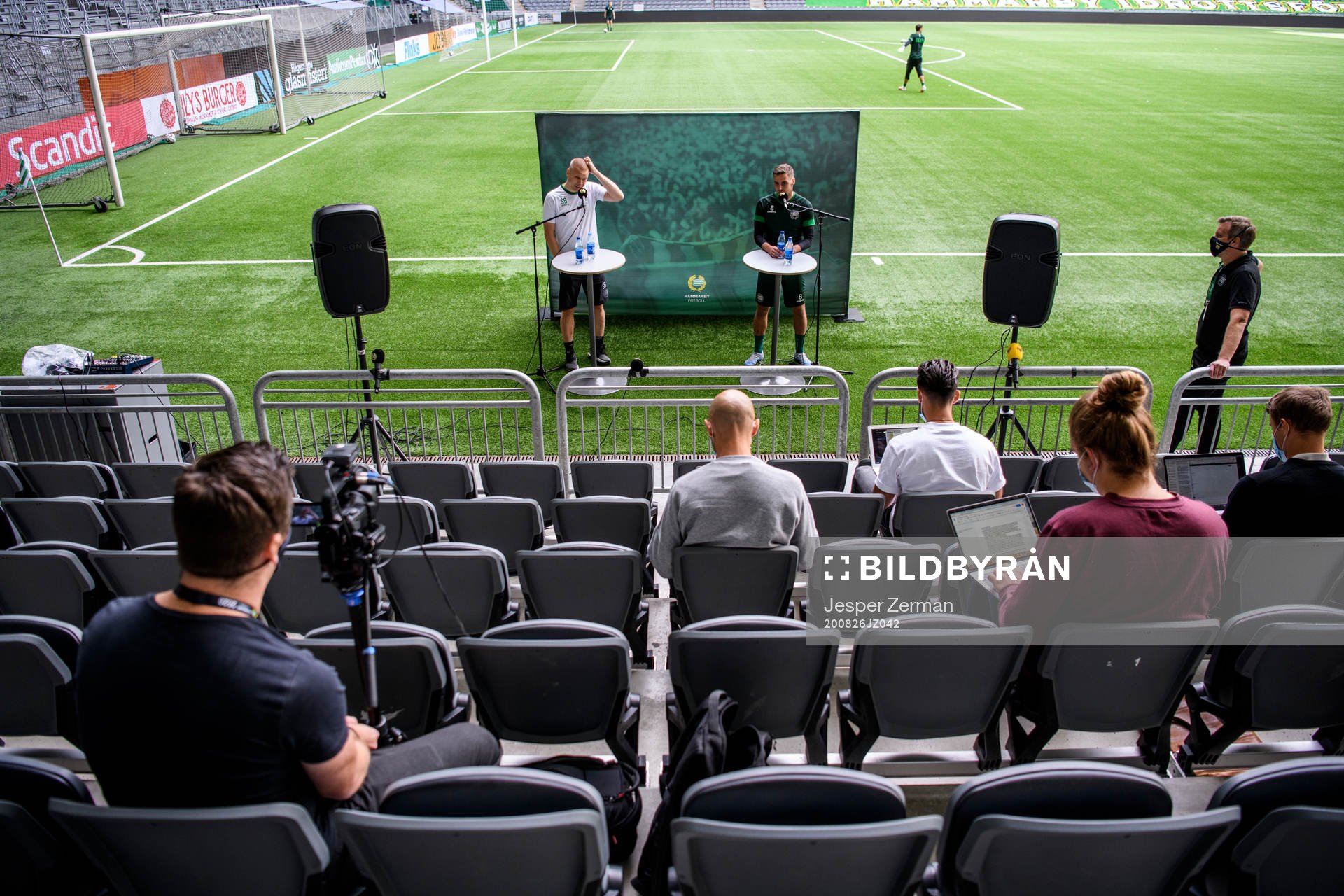 Hammarbys tränare Stefan Billborn och Jeppe Andersen intervjuas av media efter en träning med Hammarby den 26 augusti 2020 i Stockholm.