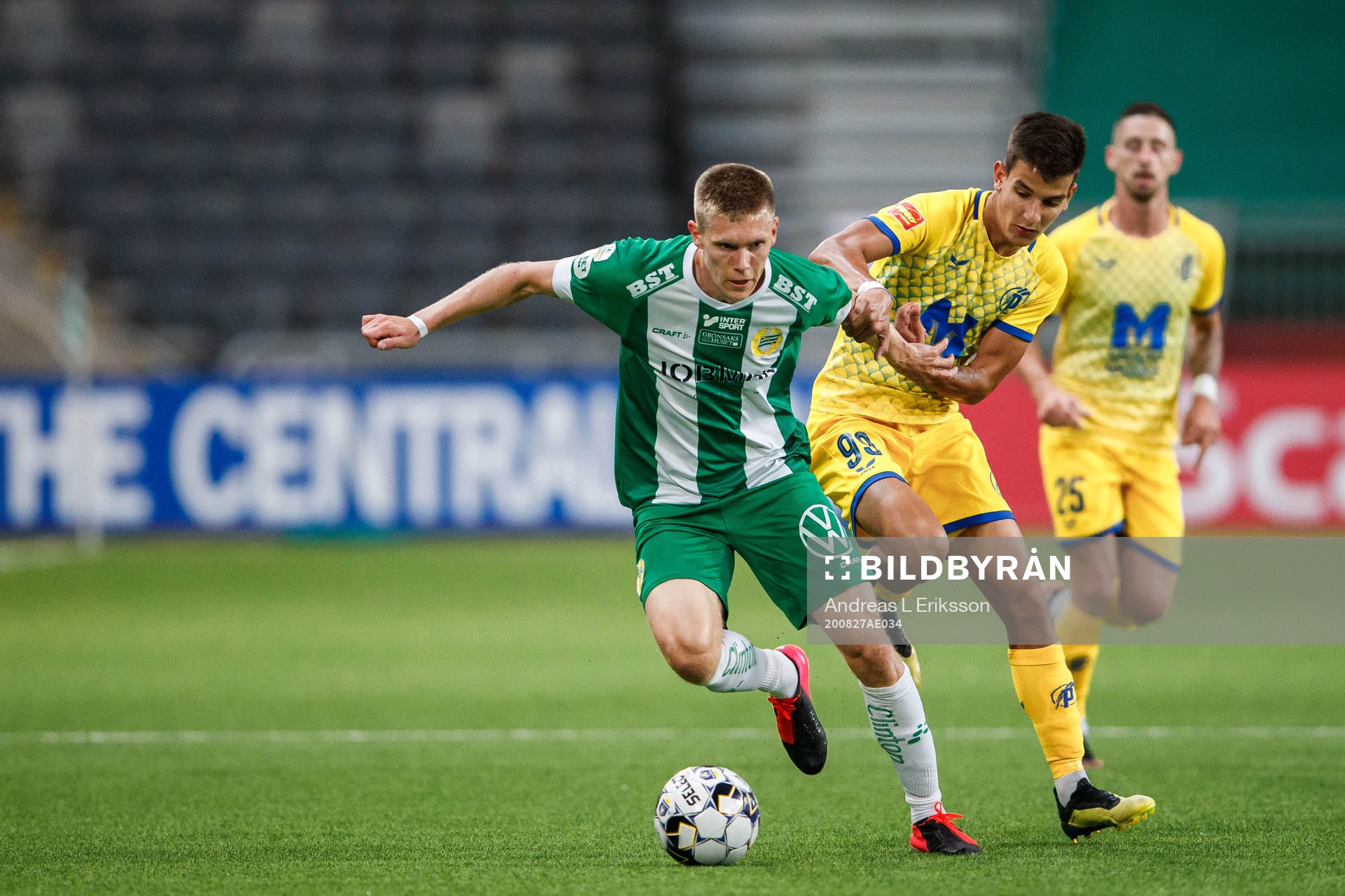 Aron Johansson of Hammarby and Laszlo Deutsch of Puskas