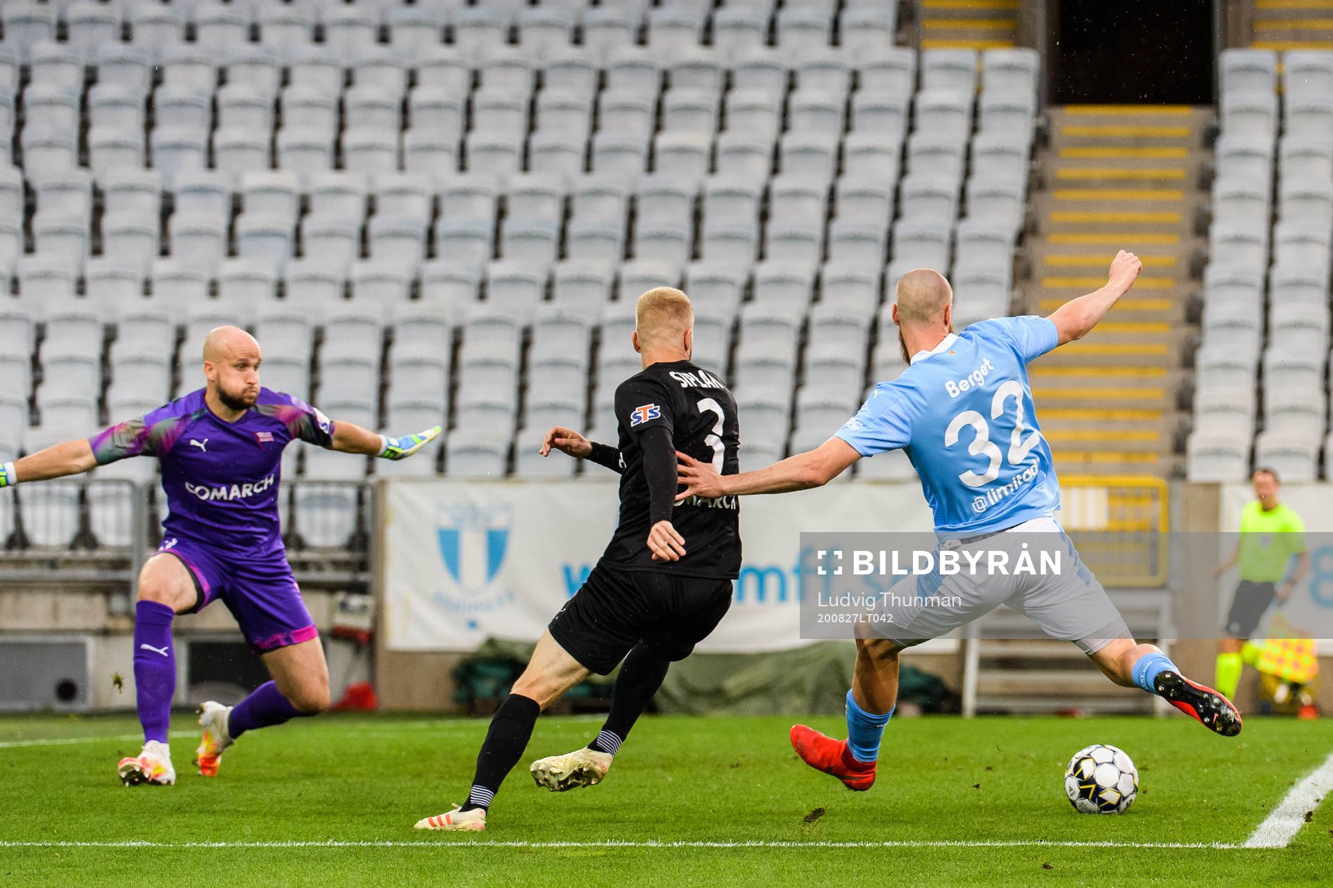 Jo Inge Berget of Malmö FF score 1-0