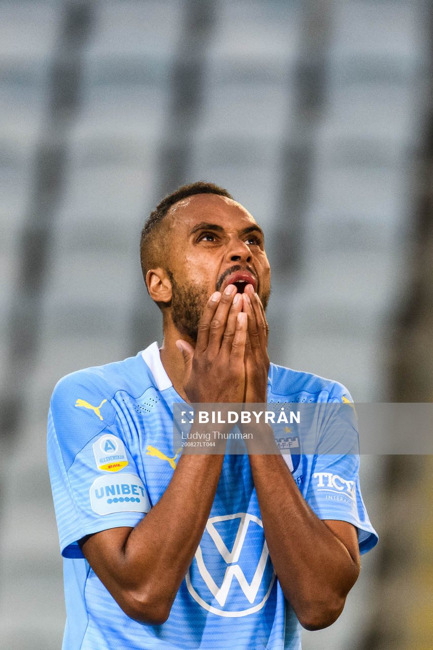 Isaac Kiese Thelin of Malmö FF looks dejected