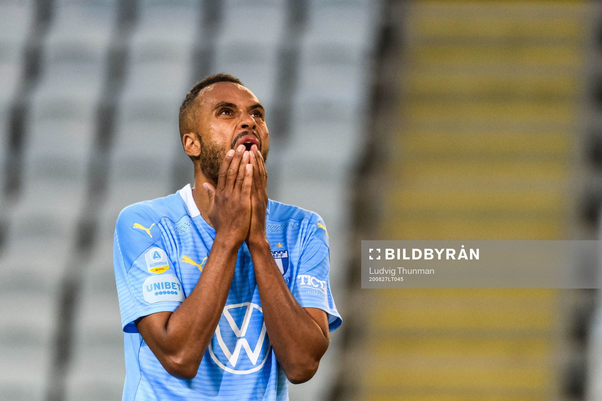 Isaac Kiese Thelin of Malmö FF looks dejected