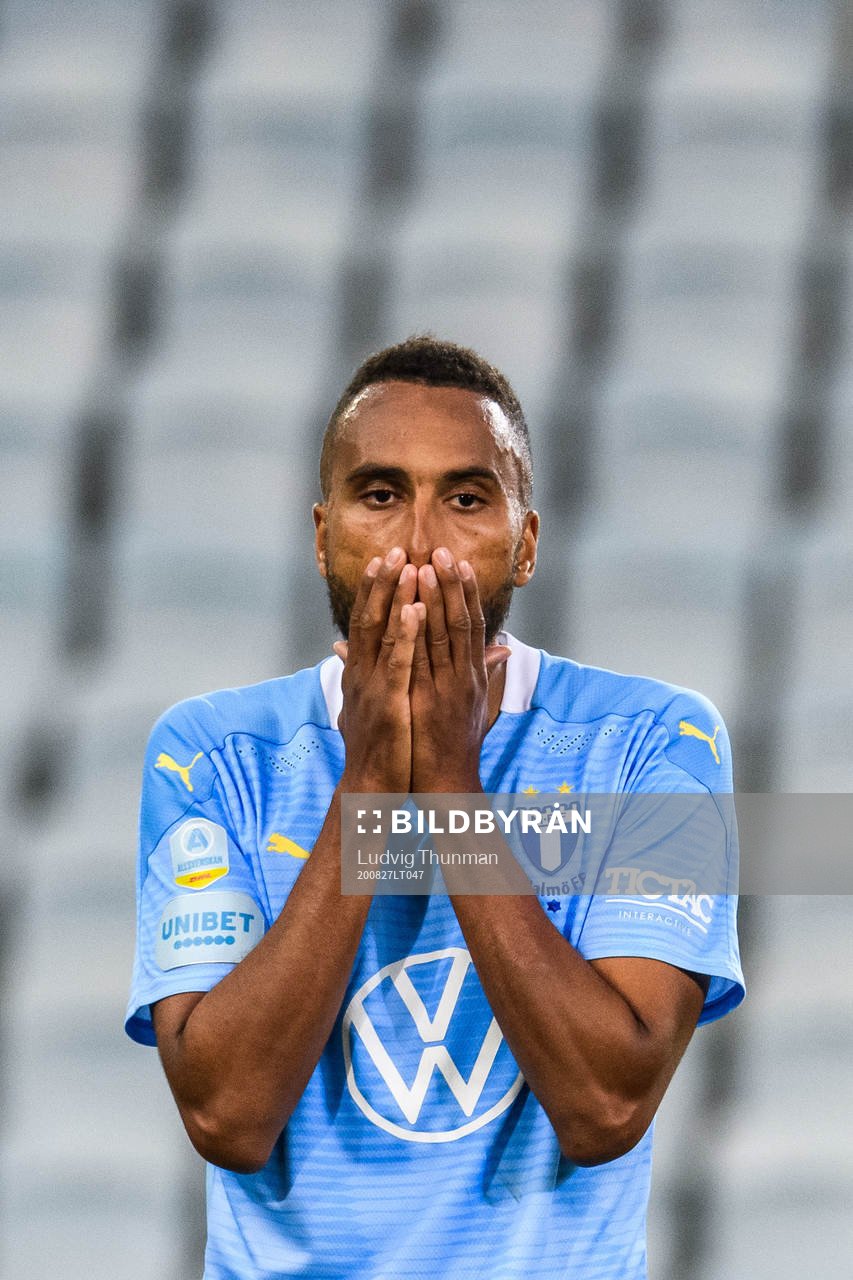 Isaac Kiese Thelin of Malmö FF looks dejected