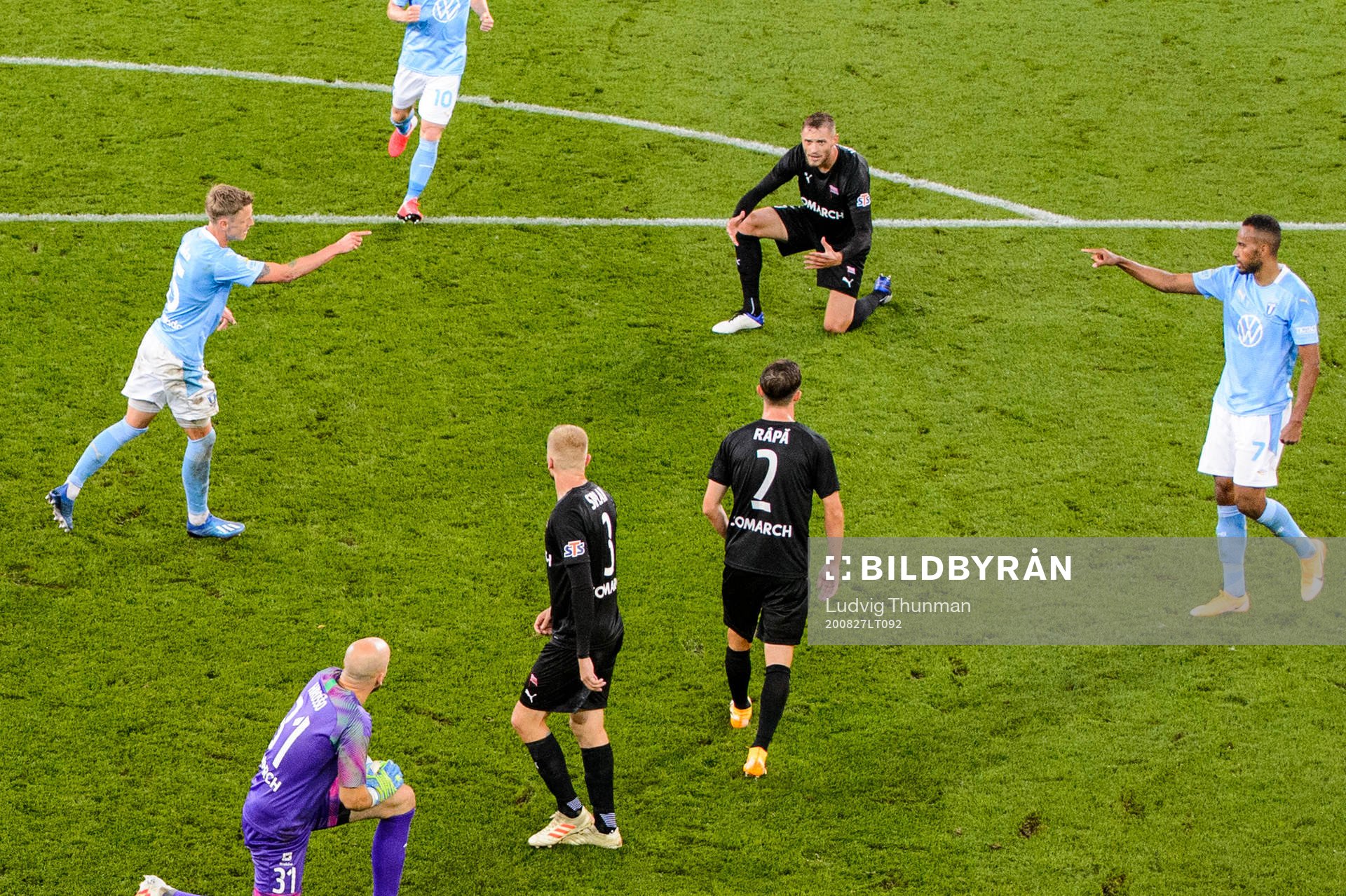 Sören Rieks celebrates with Isaac Kiese Thelin