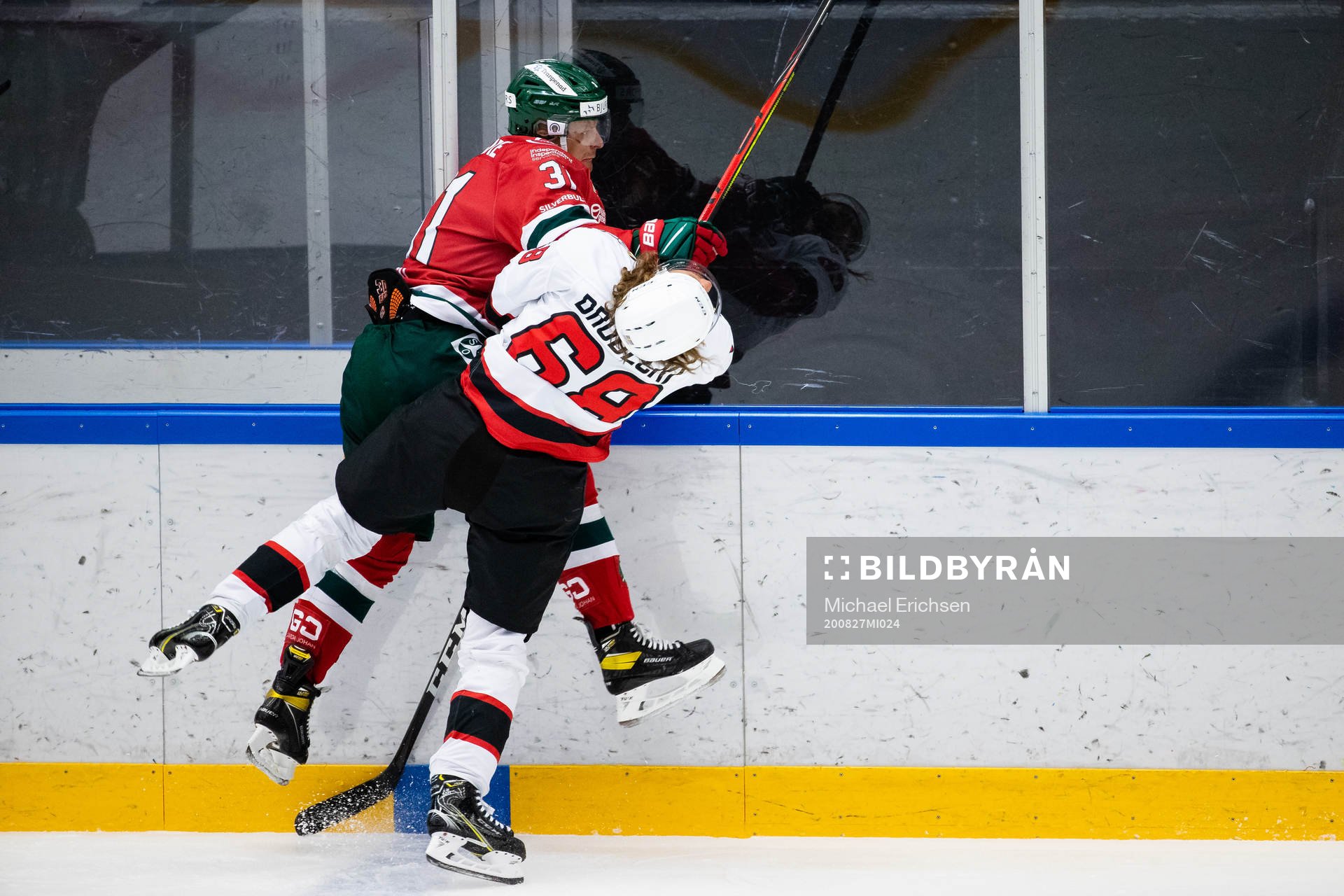Frölundas Nicklas Lasu tacklar Malmö Redhawks Adam