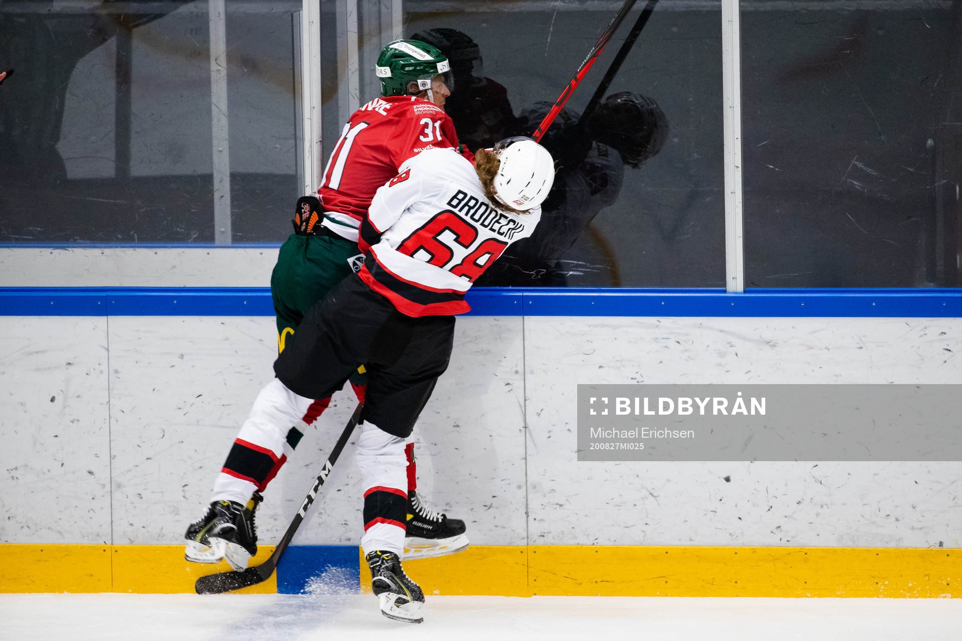 Frölundas Nicklas Lasu tacklar Malmö Redhawks Adam