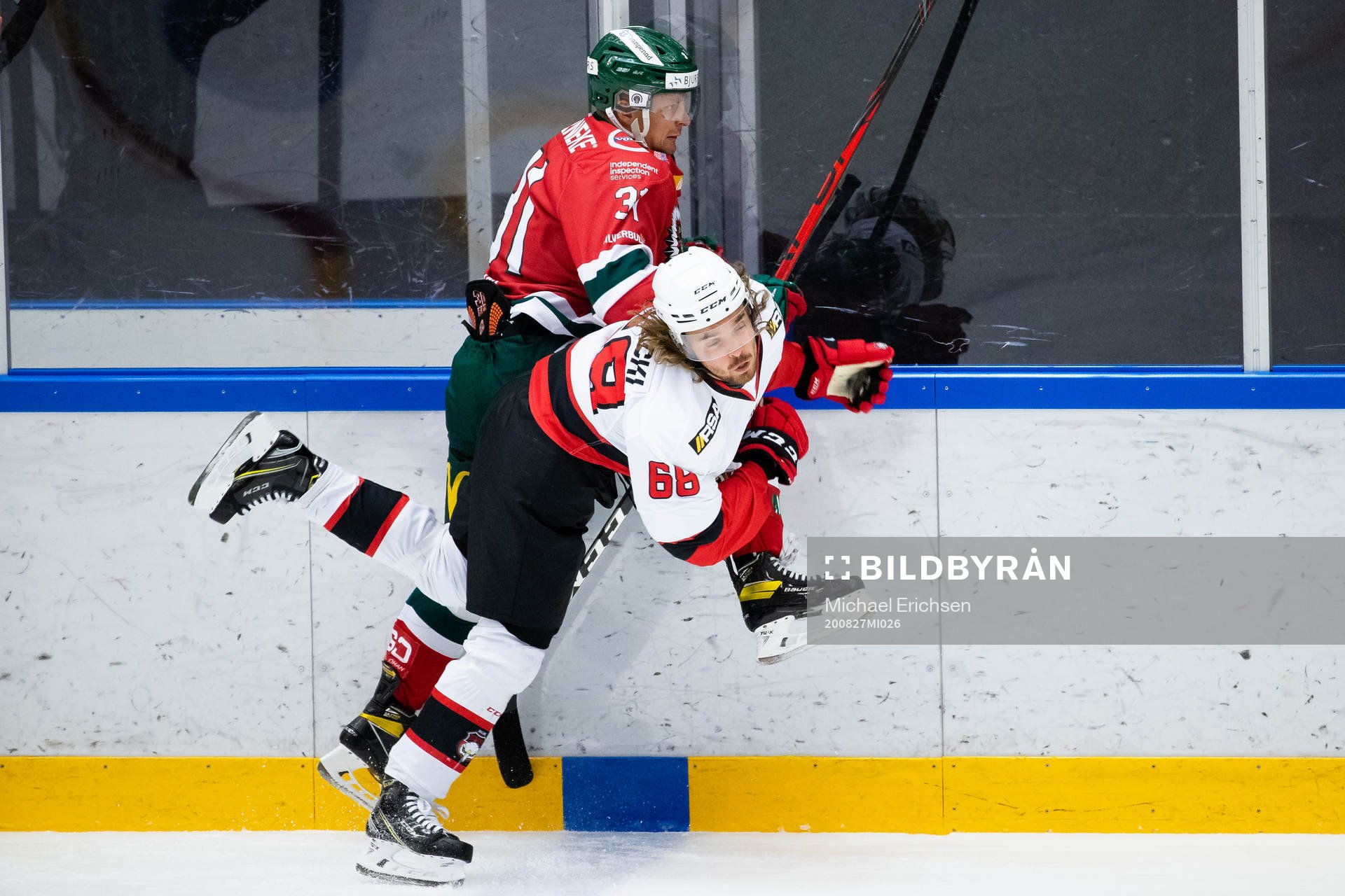 Frölundas Nicklas Lasu tacklar Malmö Redhawks Adam