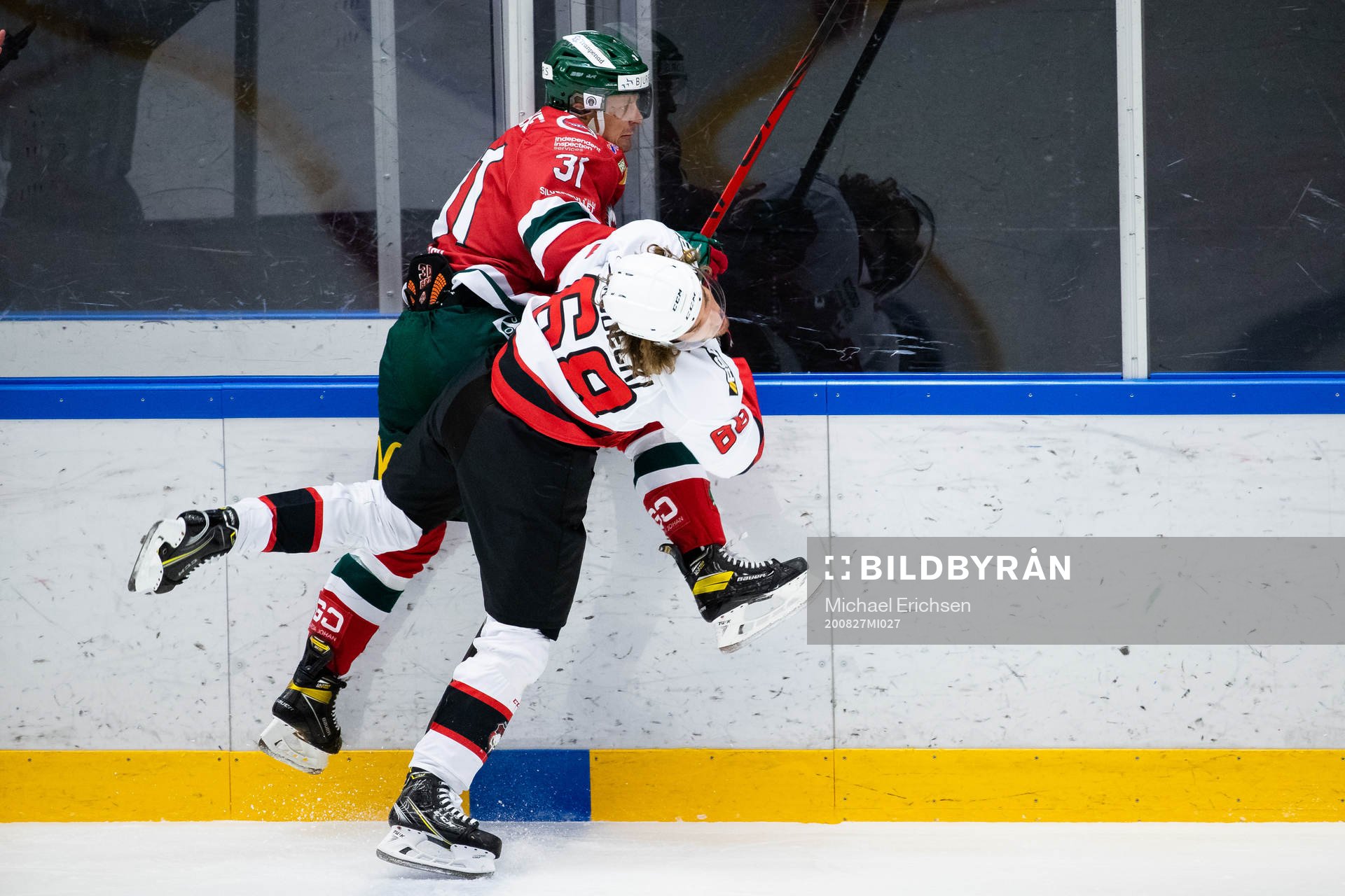 Frölundas Nicklas Lasu tacklar Malmö Redhawks Adam