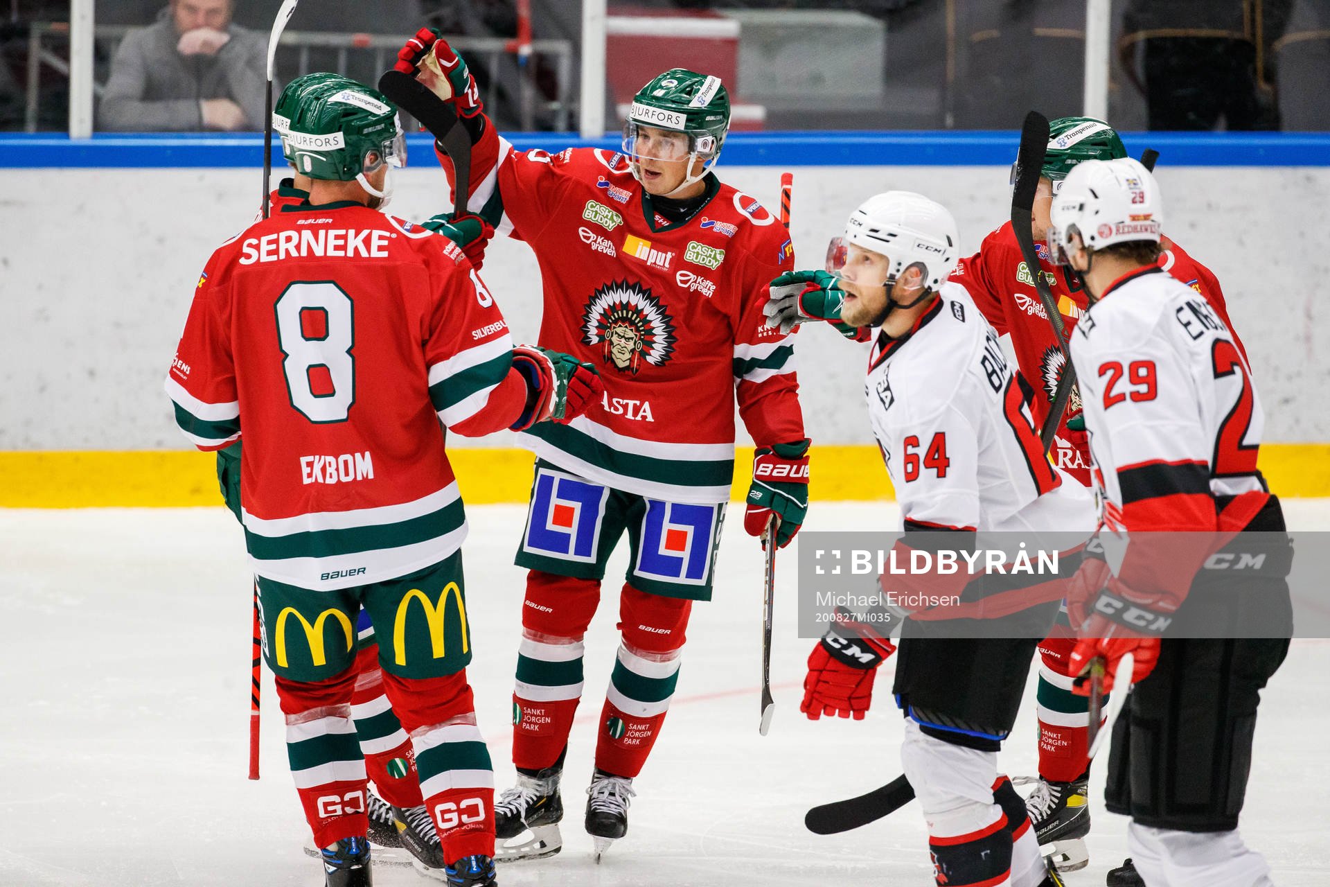 Frölundas Joel Mustonen jublar med lagkamrater