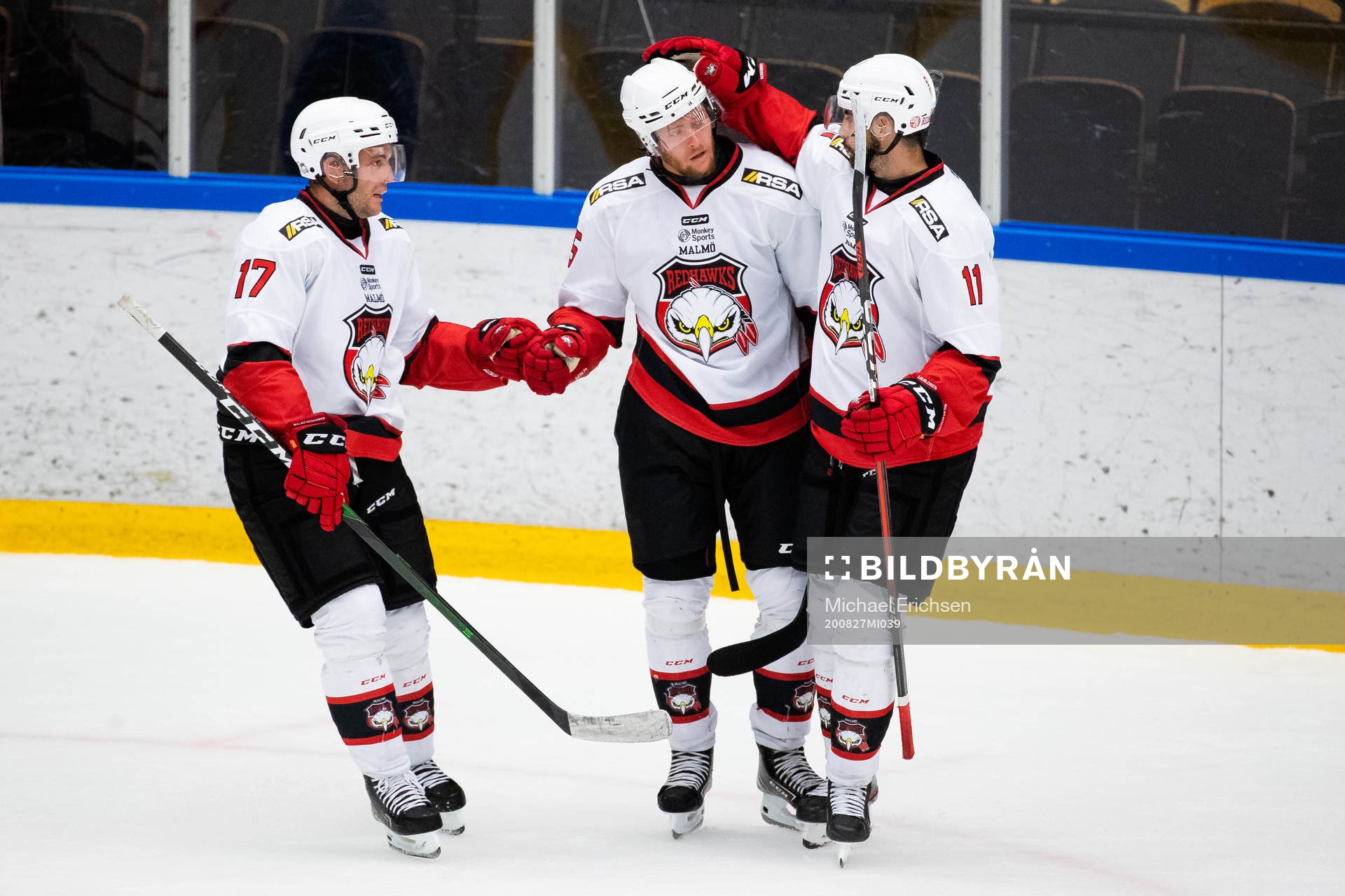 Malmö Redhawks Carl Persson jublar med Pathrik Westerholm