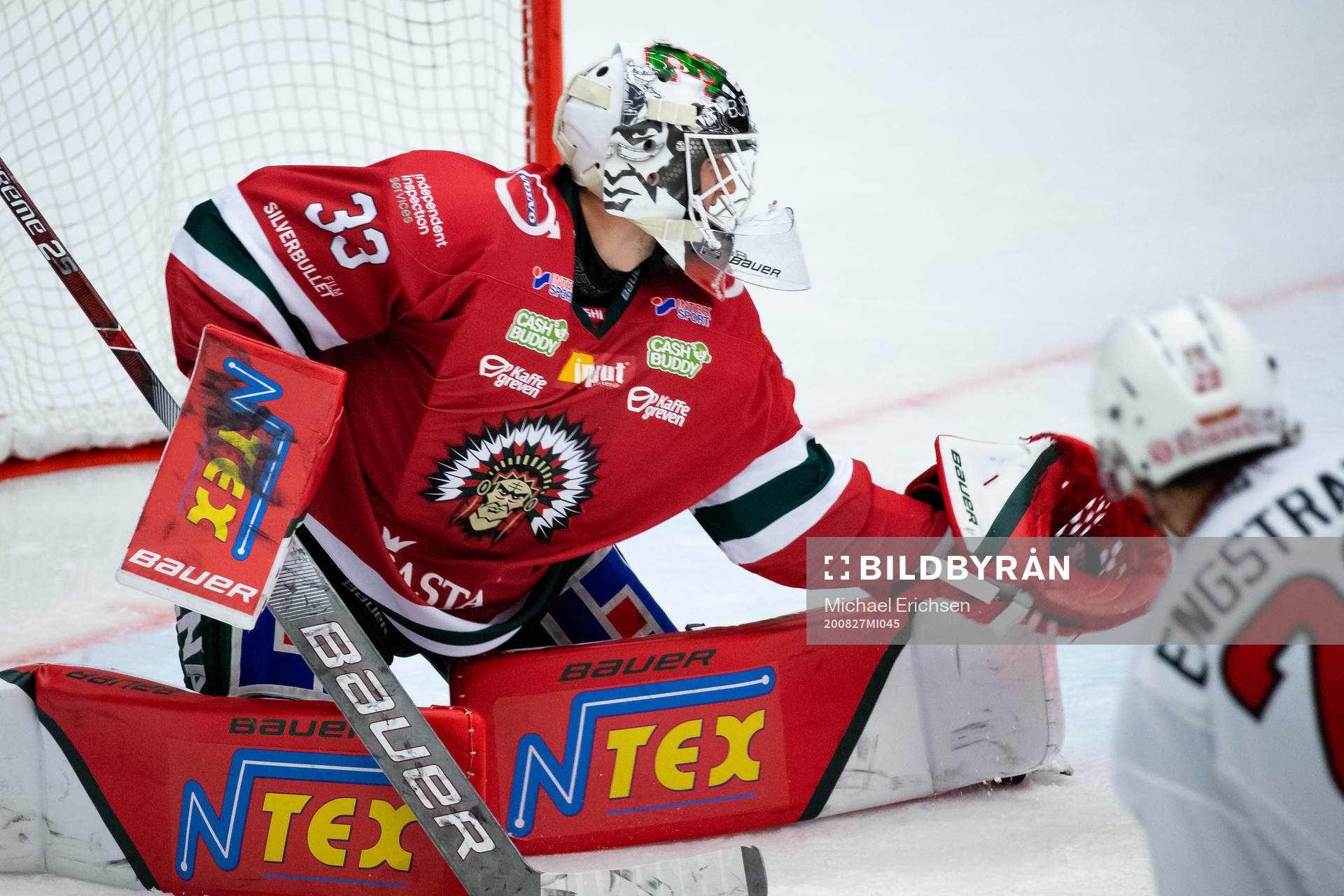 Frölundas målvakt Johan Mattsson räddar ett skott