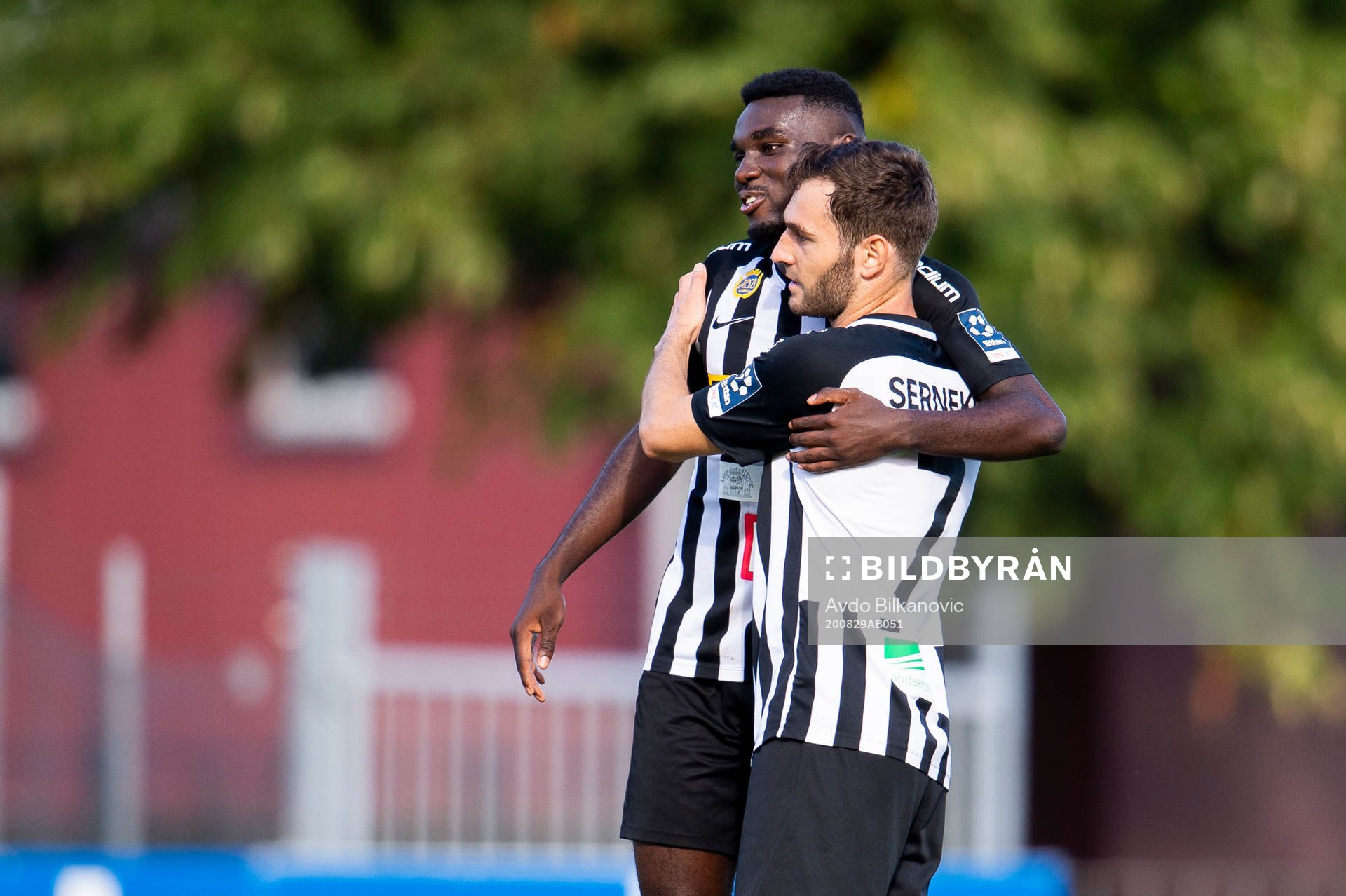 Landskronas Patrick Nwadike och Alexander Tkacz jublar