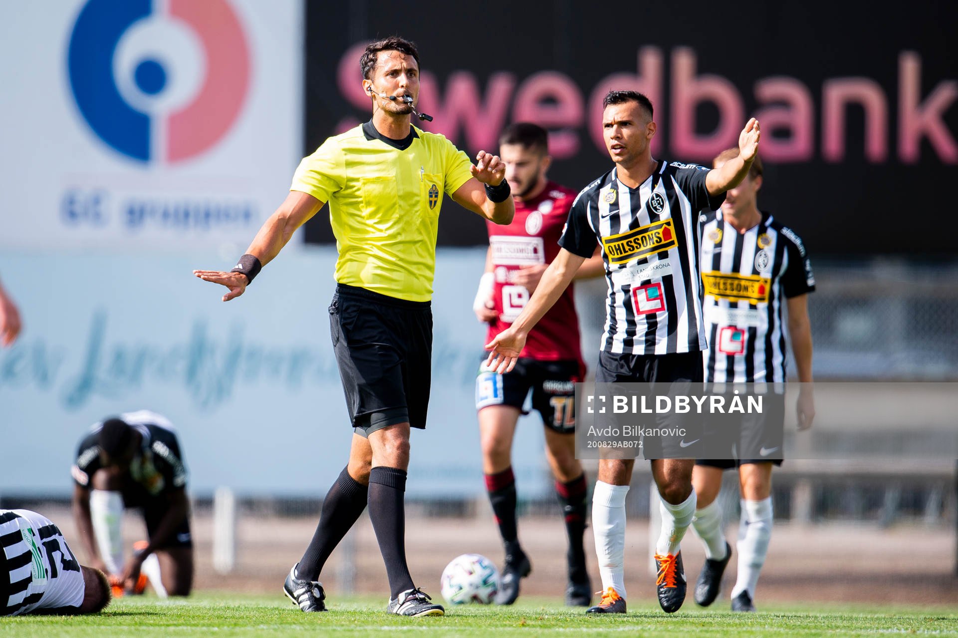 Landskronas Sumar Almadjed och domare Adi Aganvoic efter fällning av Niklas Nielsen under fotbollsmatchen i Division 1 södra mellan Landskrona och Assyriska den 29 augusti 2020 i Landskrona.