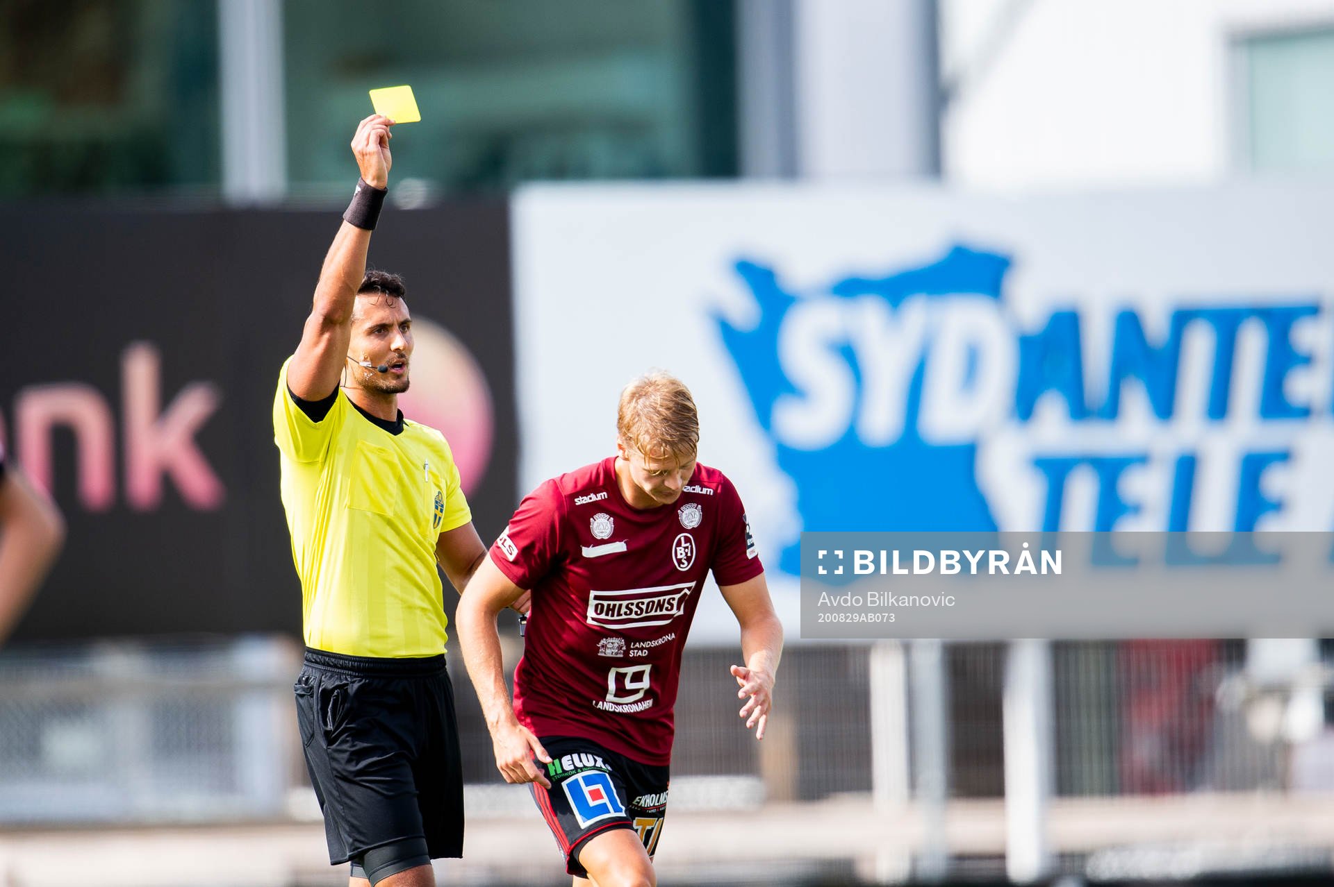 Assyriska Oscar Fritzson varnas av domaren Ali Aganovic