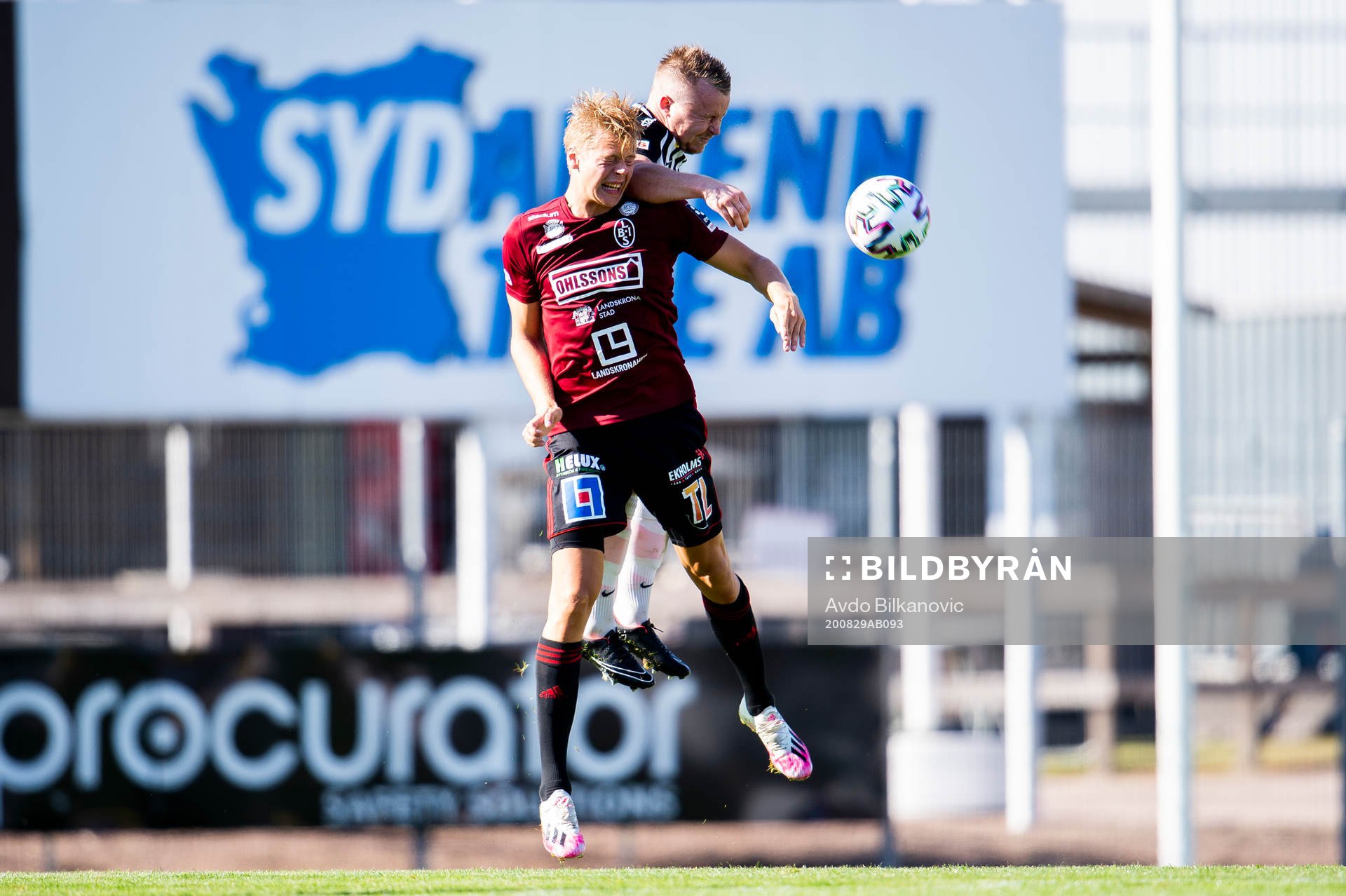 Landskronas Niklas Nielsen i nickduell mot Assyriska Oscar