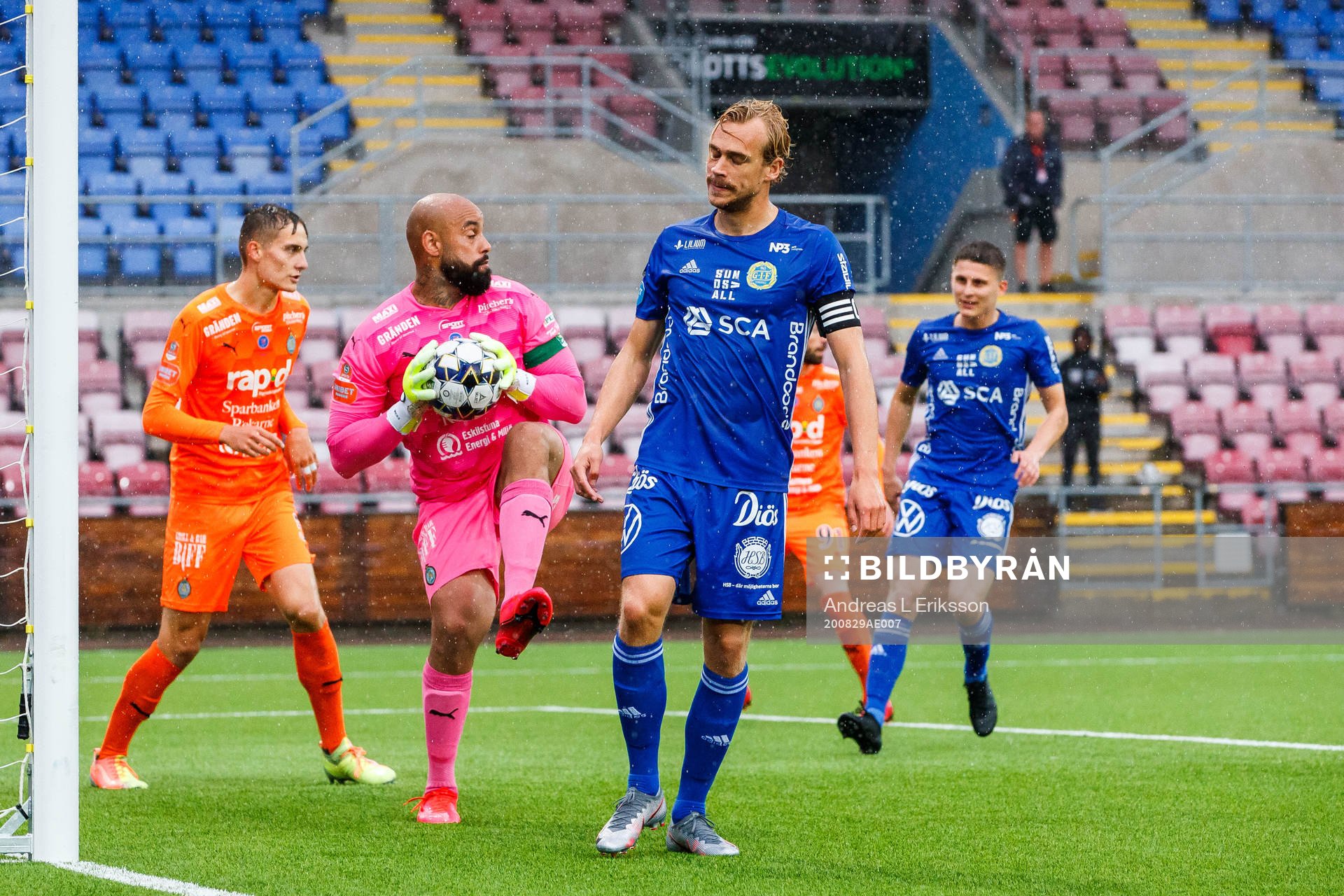 AFC Eskilstunas målvakt Joshua Wicks tar hand om bollen