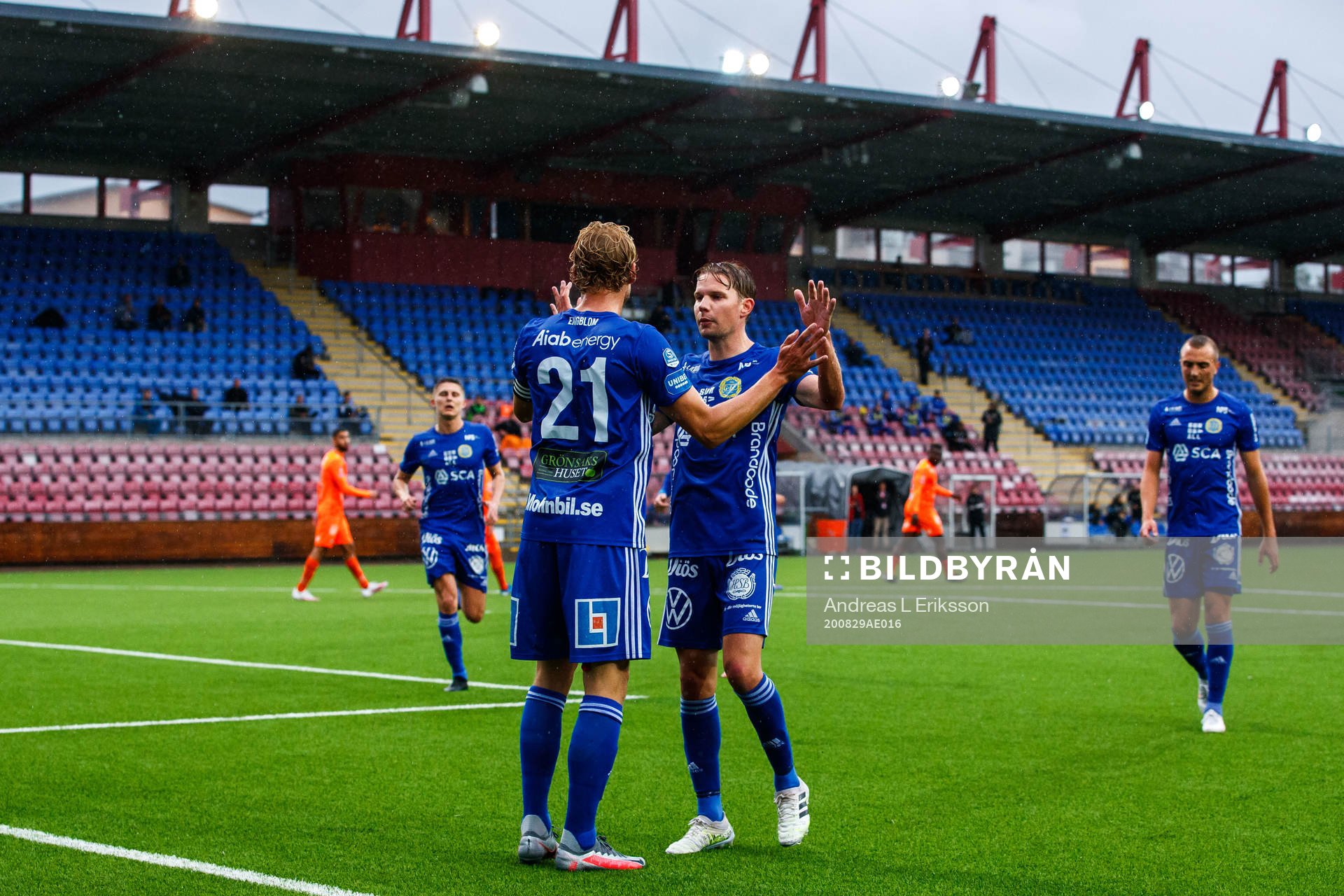 Sundsvalls Pontus Engblom jublar med Johan Blomberg