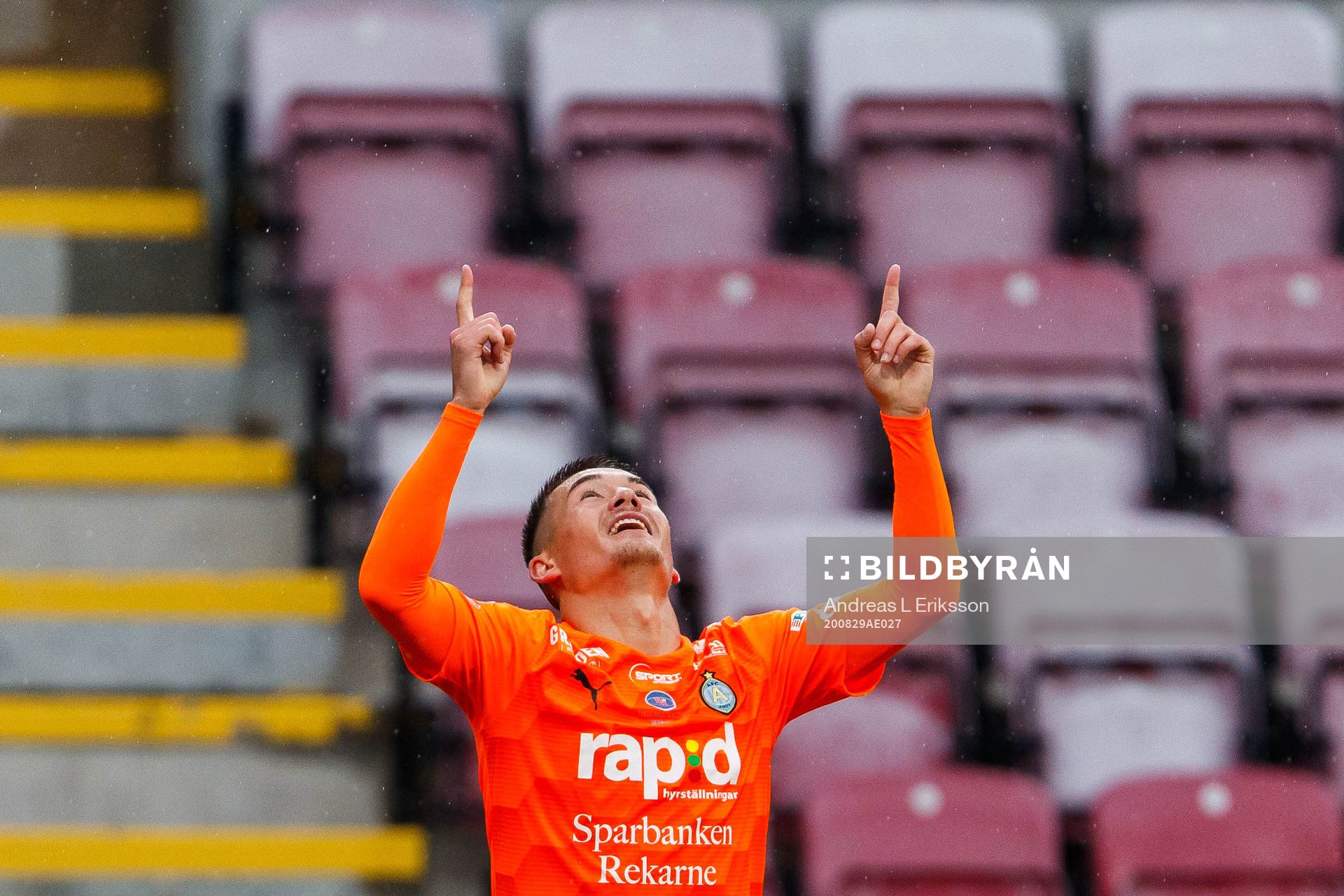 AFC Eskilstunas Adam Larsson jublar