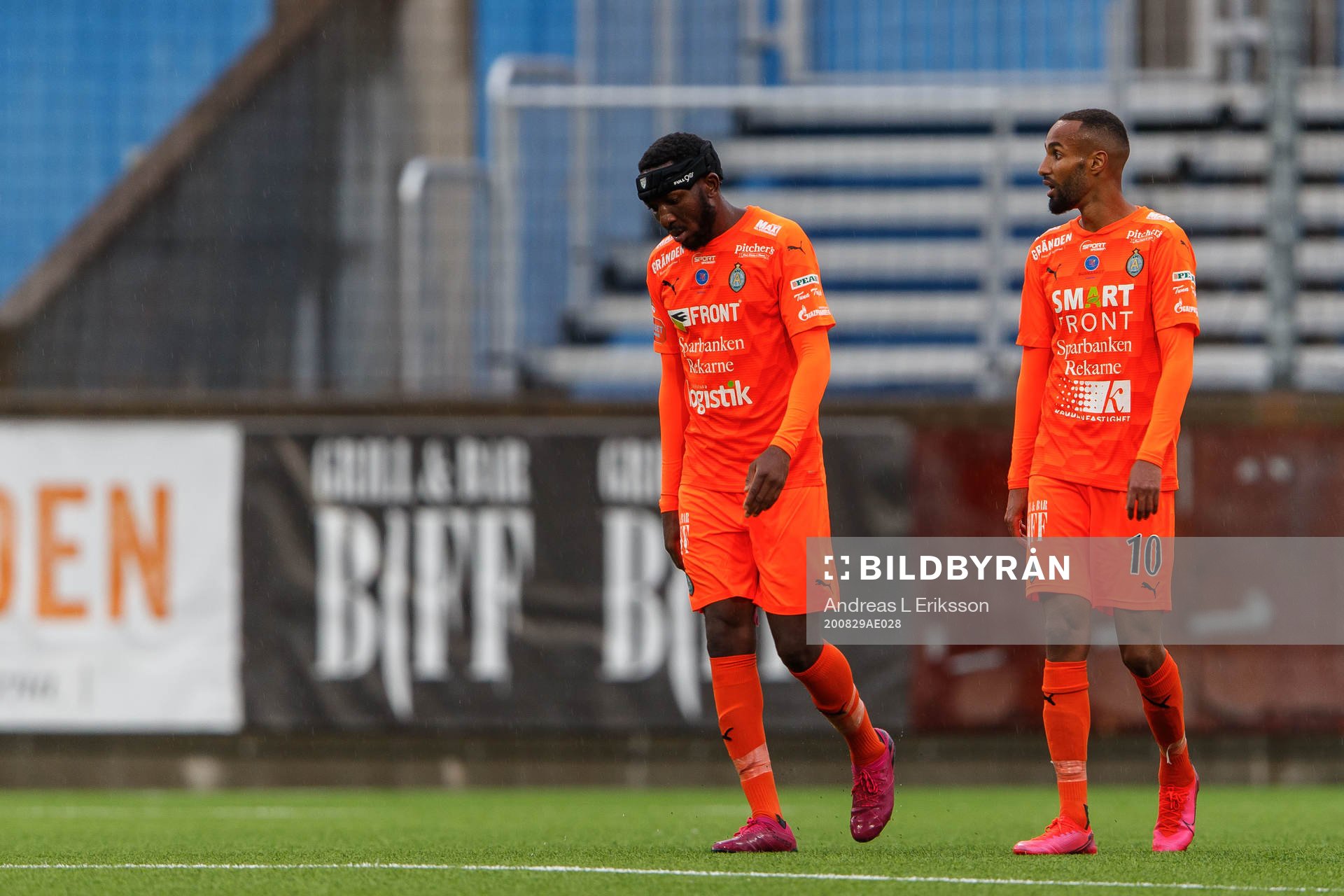 AFC Eskilstunas Chidi Dauda Omeje och Ferid Ali deppar