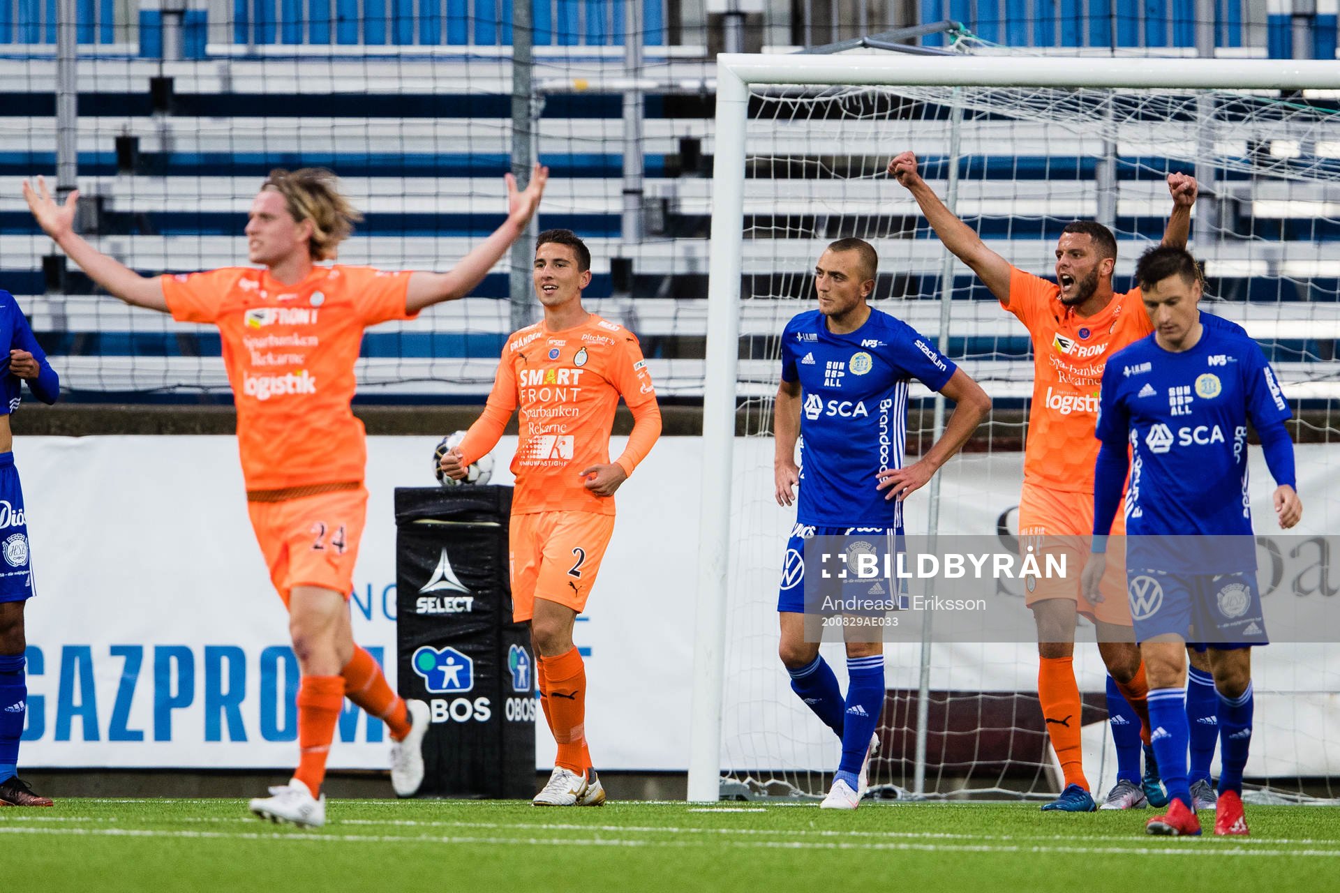 AFC Eskilstunas spelare jublar och Sundsvalls spelare deppar