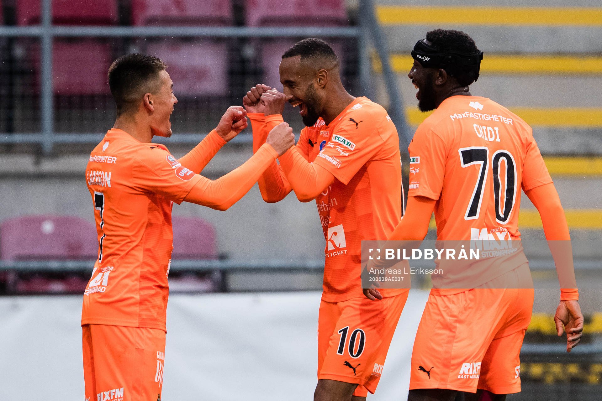 AFC Eskilstunas Adam Larsson jublar