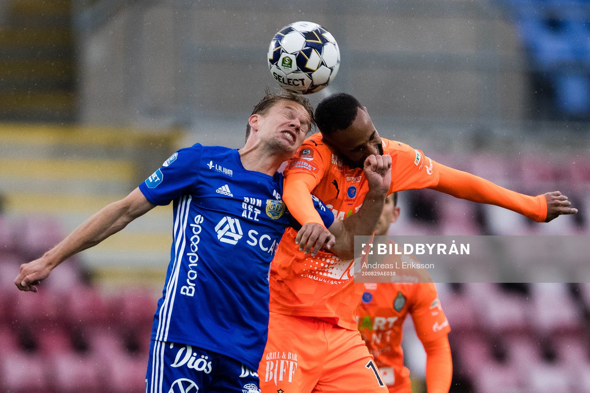 Sundsvalls Johan Blomberg i en nickduell med AFC