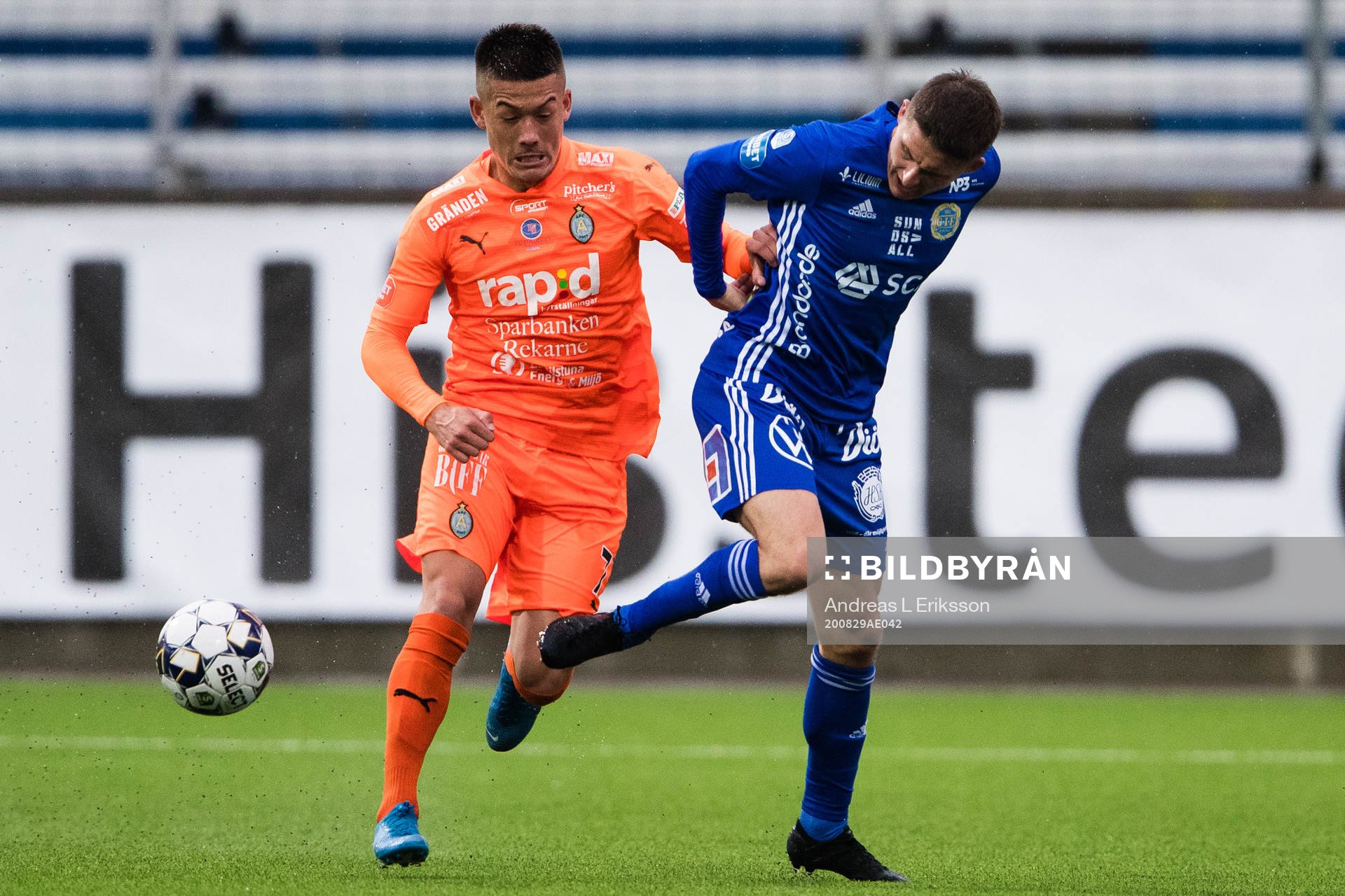 AFC Eskilstunas Adam Larsson i kamp om bollen med