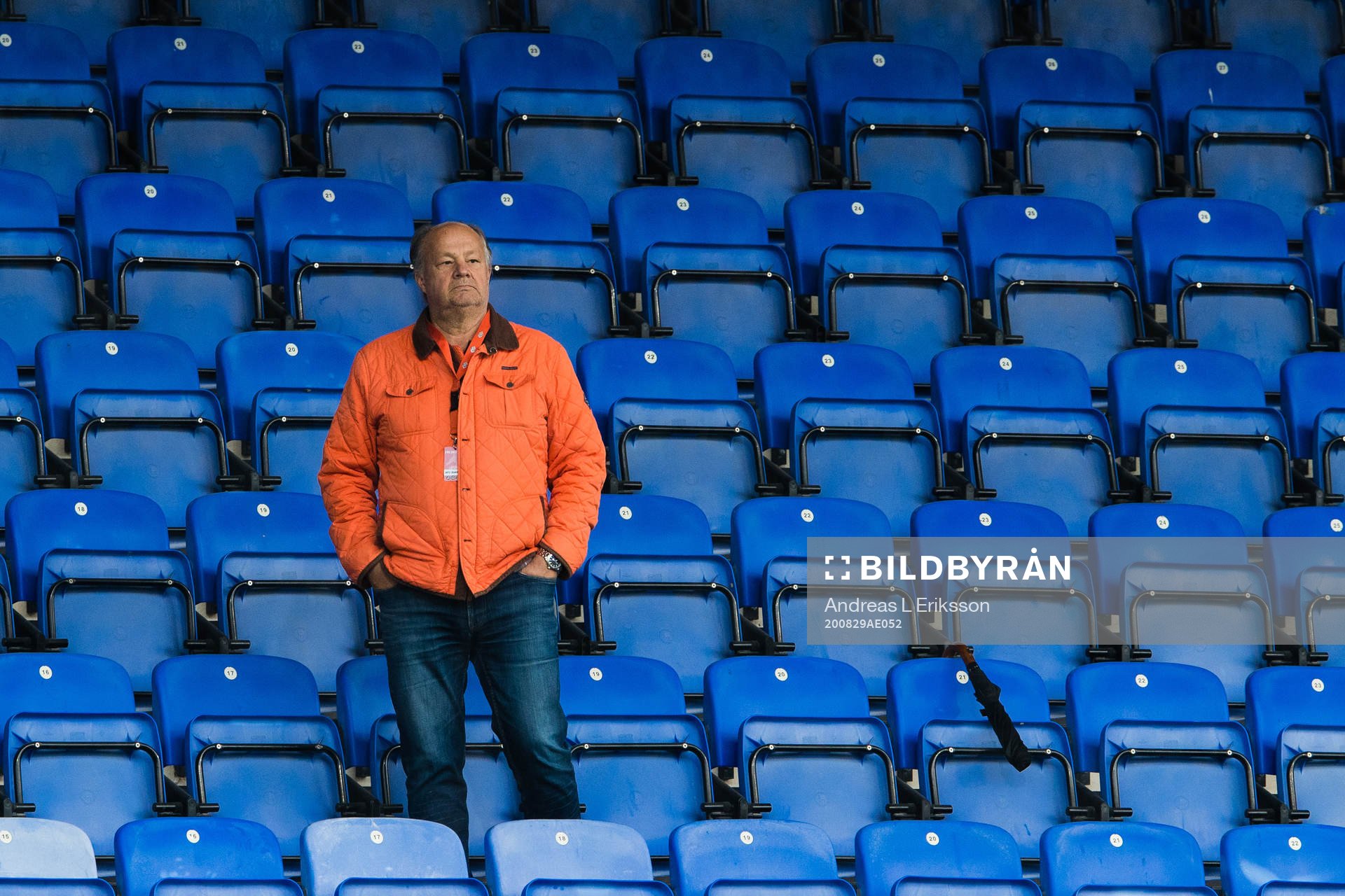 AFC Eskilstunas ordförande Alex Ryssholm följer spelet