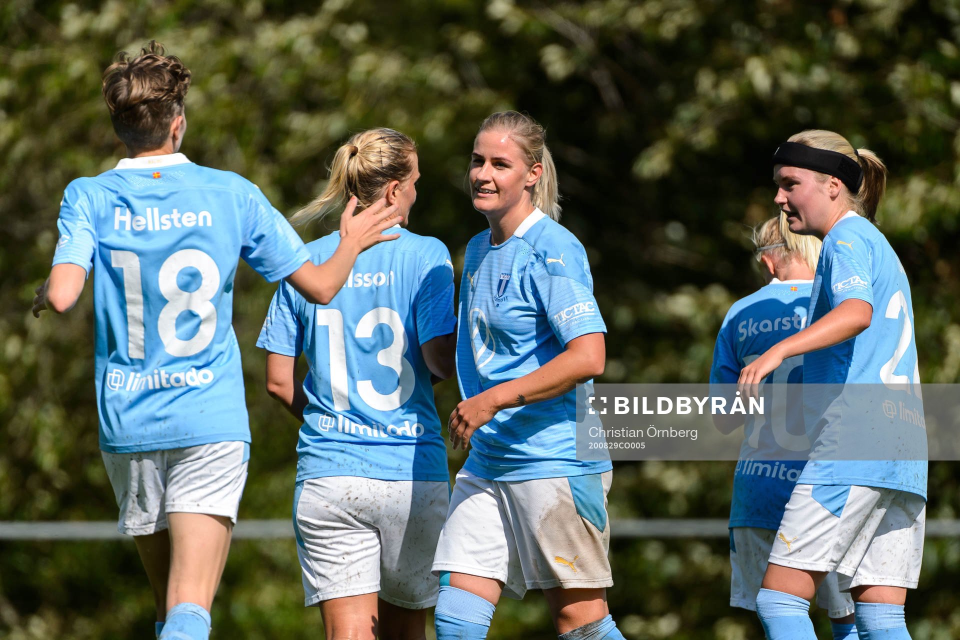 Malmö FFs Emelie Erlandsson jublar med lagkamrater