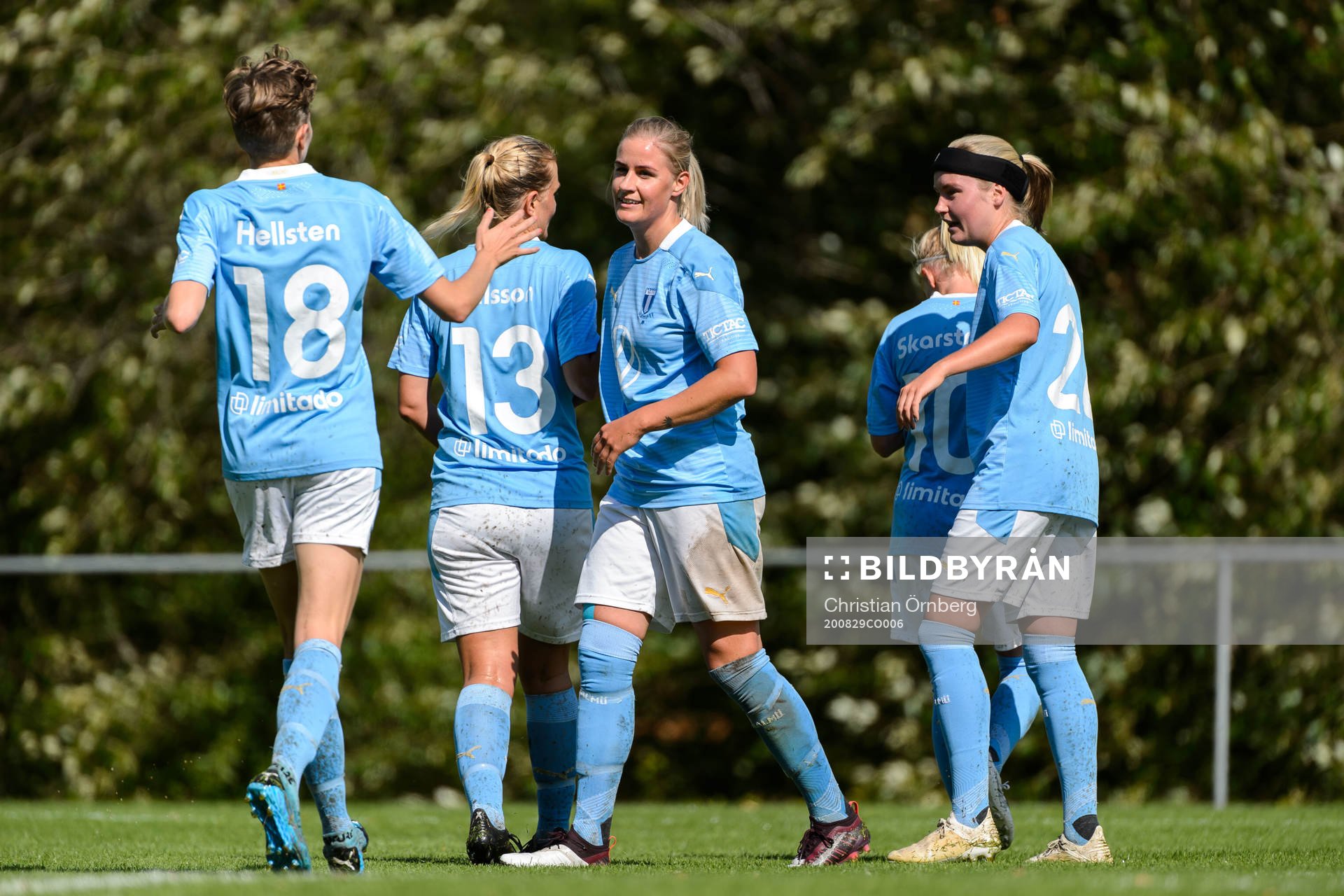 Malmö FFs Emelie Erlandsson jublar med lagkamrater
