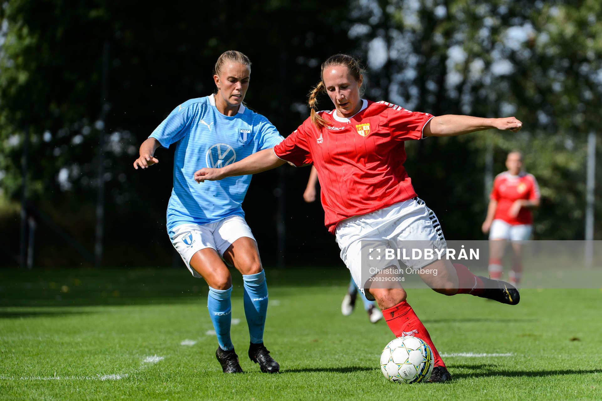Malmö FFs Elin Björklund och Klågerups Erica Kozma